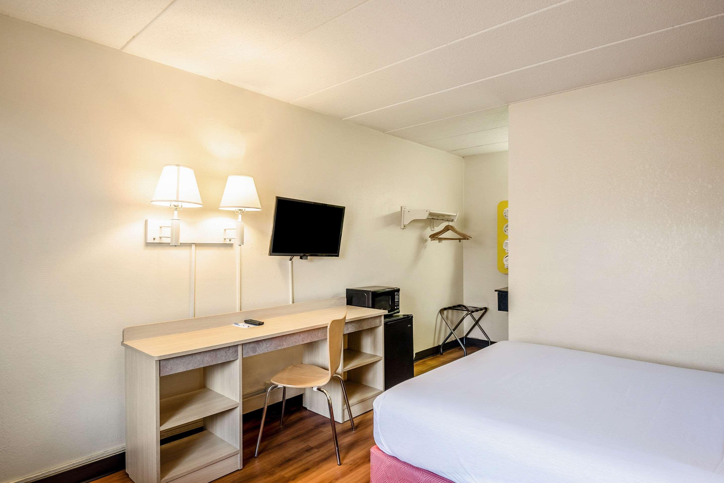 Rodeway Inn Dubuque Bagian luar foto