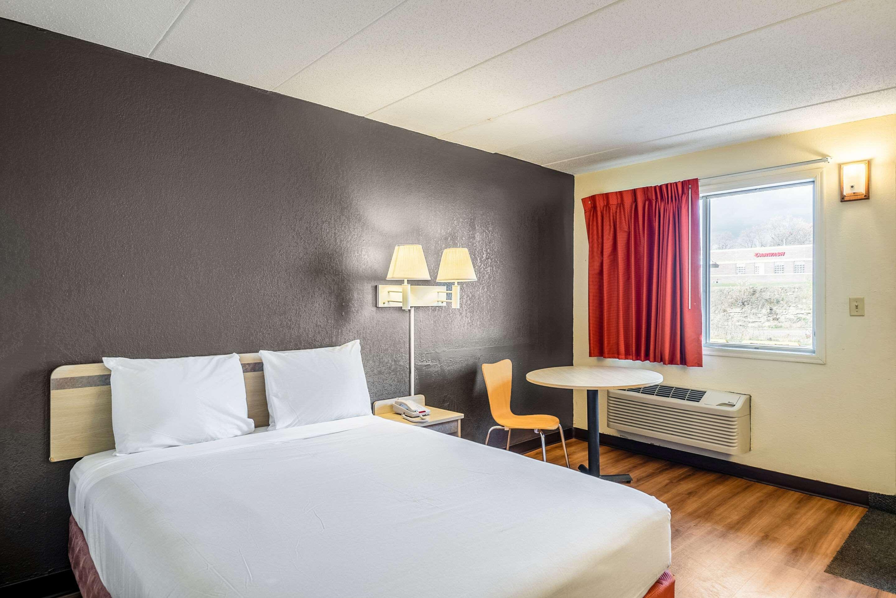 Rodeway Inn Dubuque Bagian luar foto