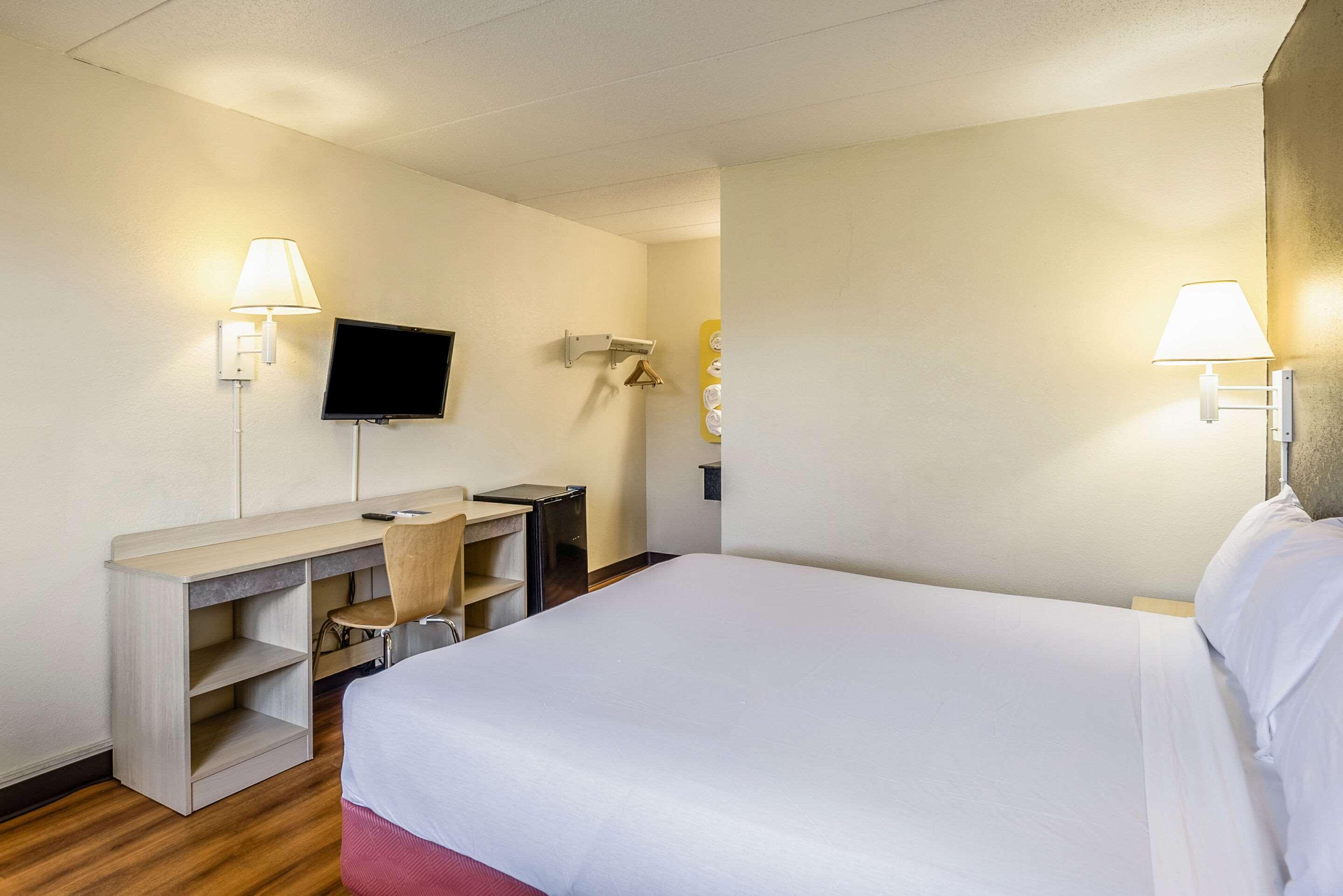 Rodeway Inn Dubuque Bagian luar foto