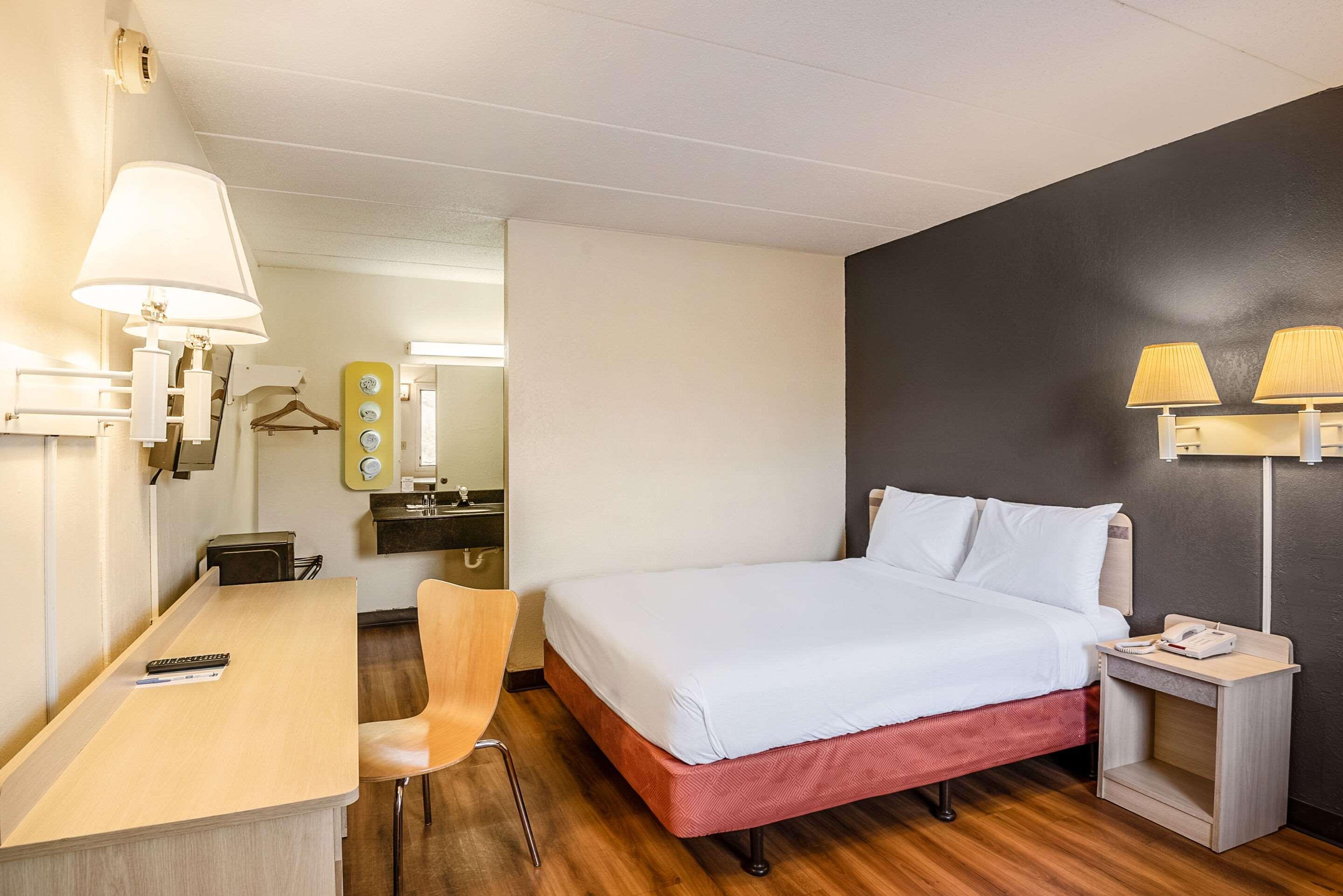 Rodeway Inn Dubuque Bagian luar foto