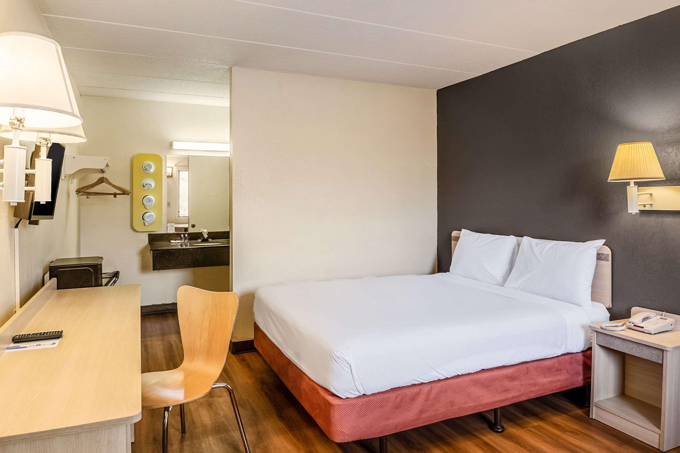Rodeway Inn Dubuque Bagian luar foto