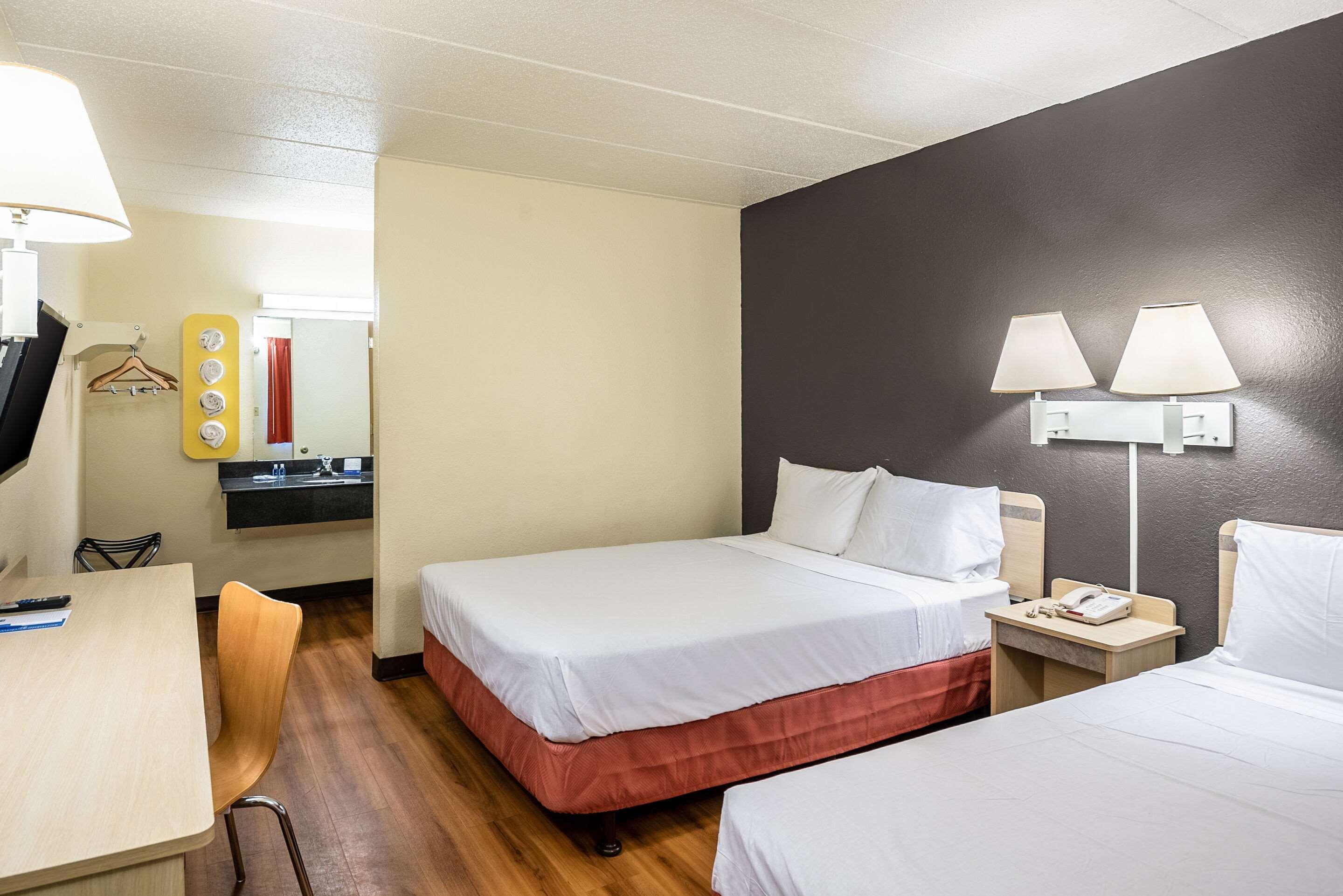 Rodeway Inn Dubuque Bagian luar foto