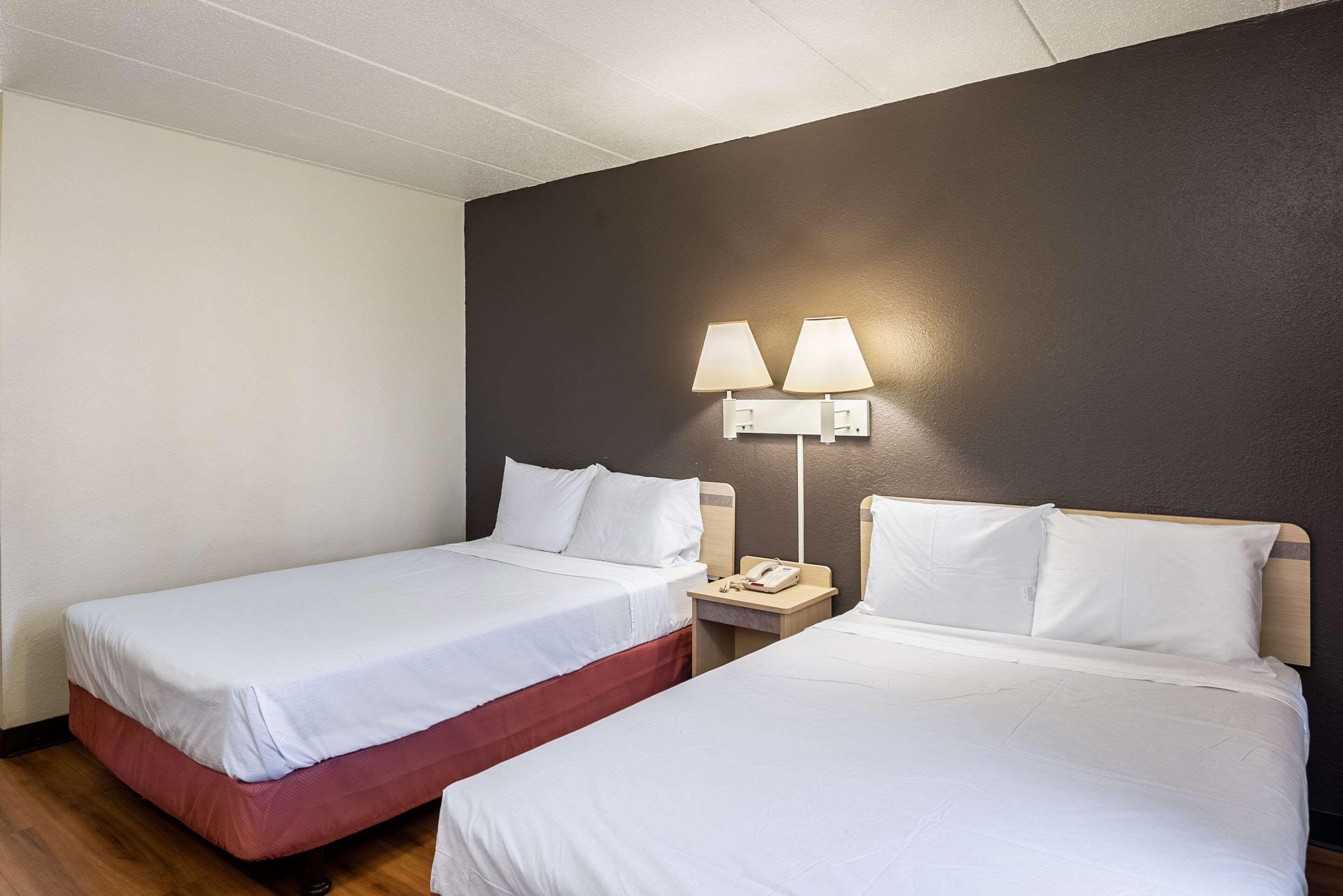 Rodeway Inn Dubuque Bagian luar foto