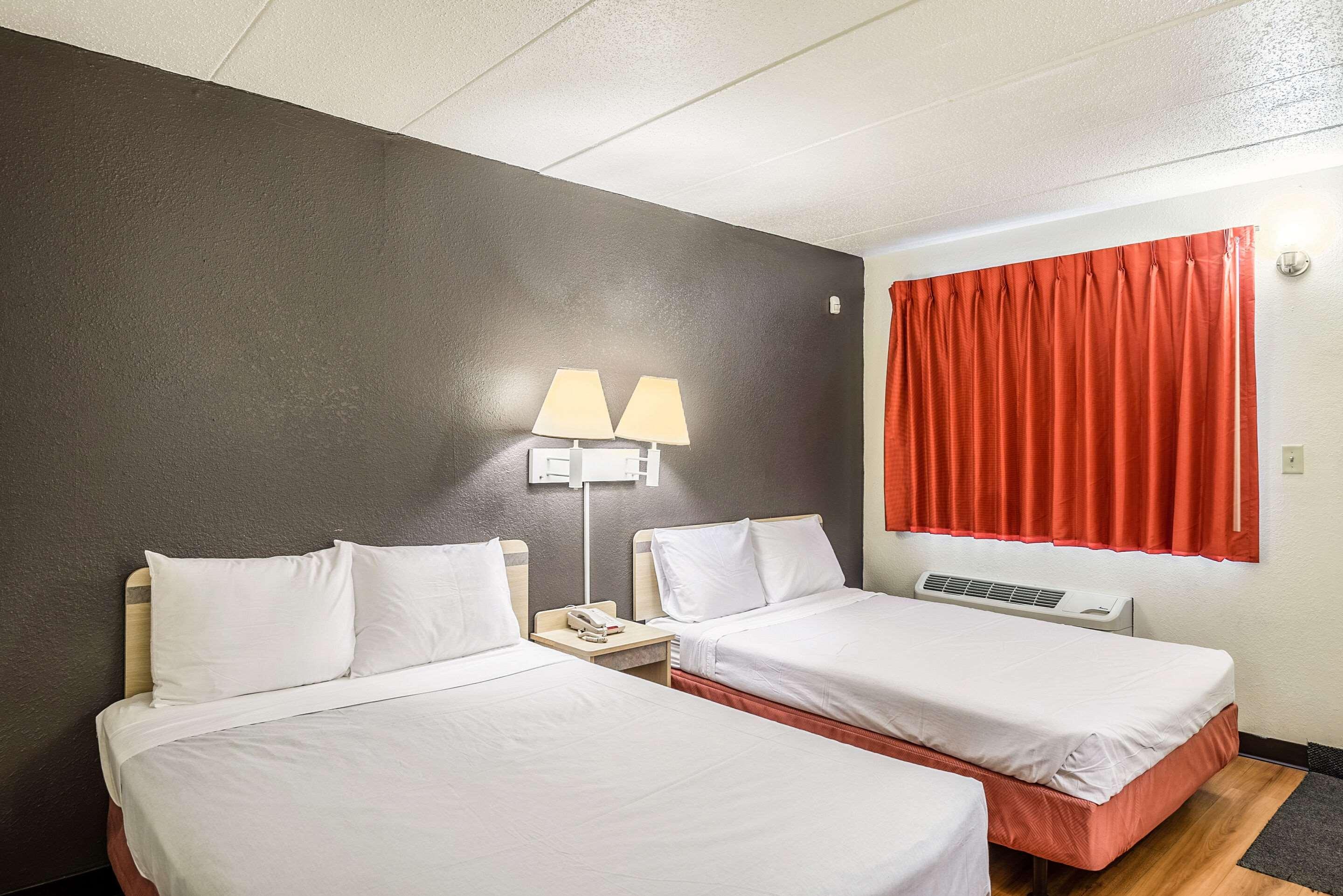 Rodeway Inn Dubuque Bagian luar foto