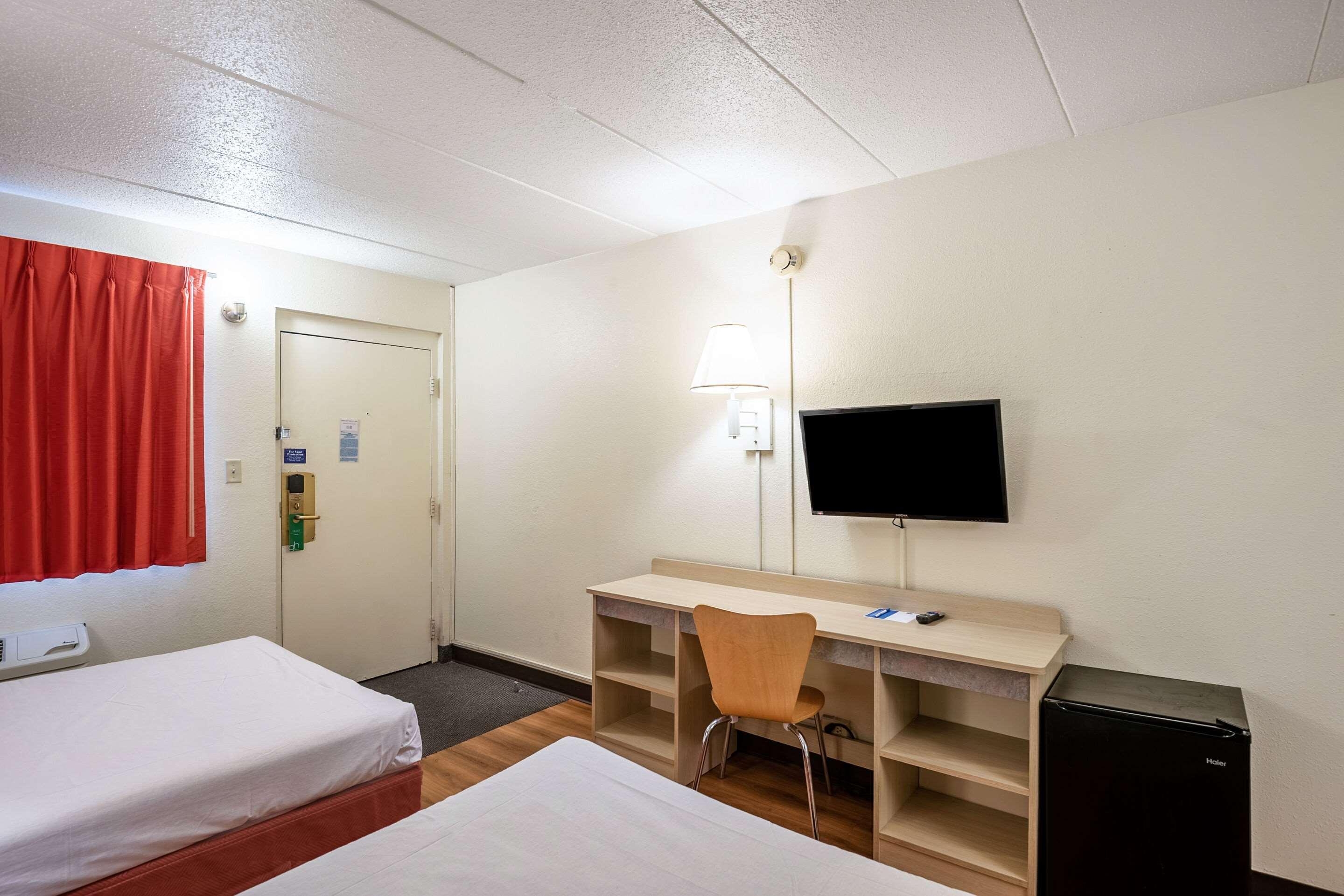 Rodeway Inn Dubuque Bagian luar foto