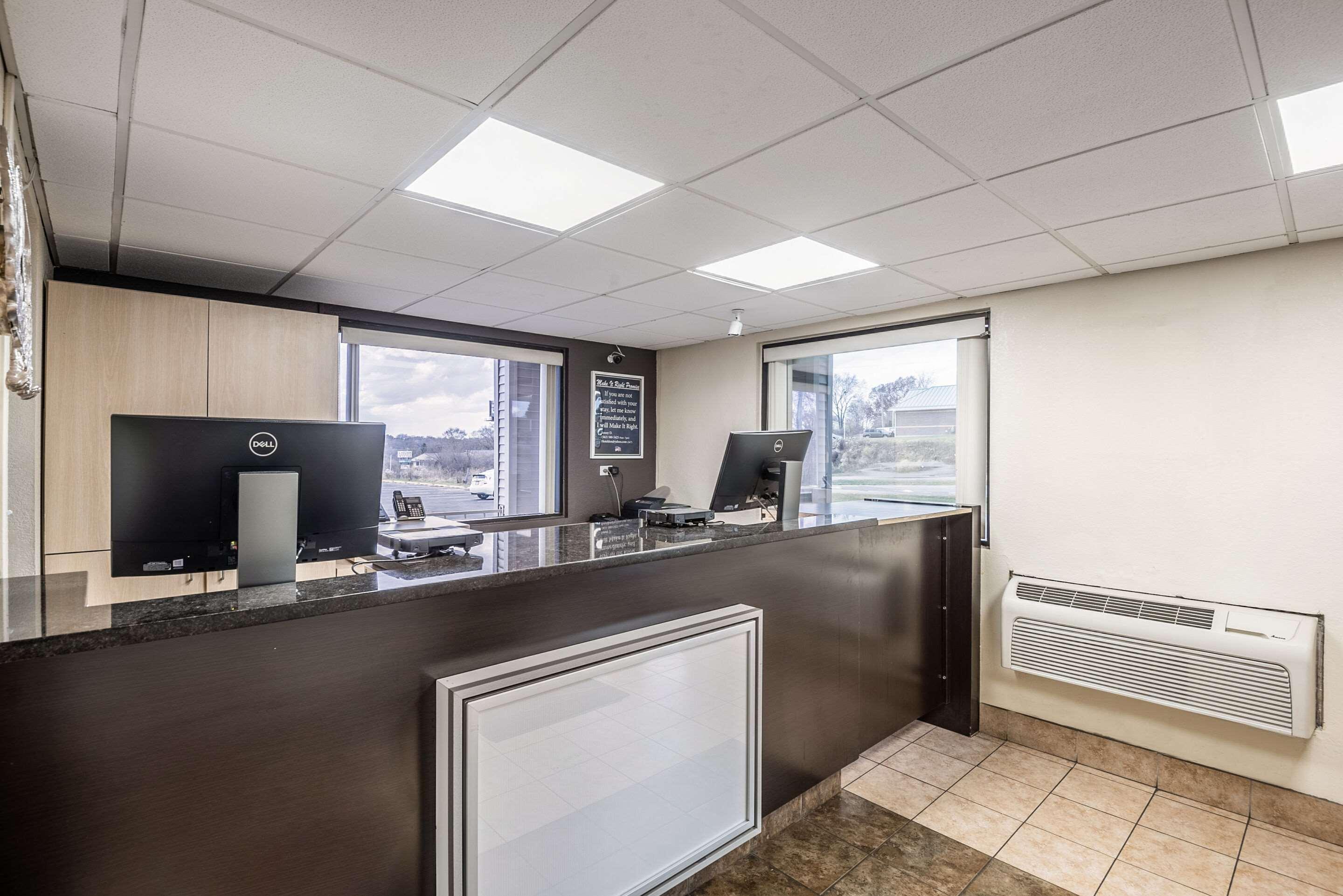 Rodeway Inn Dubuque Bagian luar foto