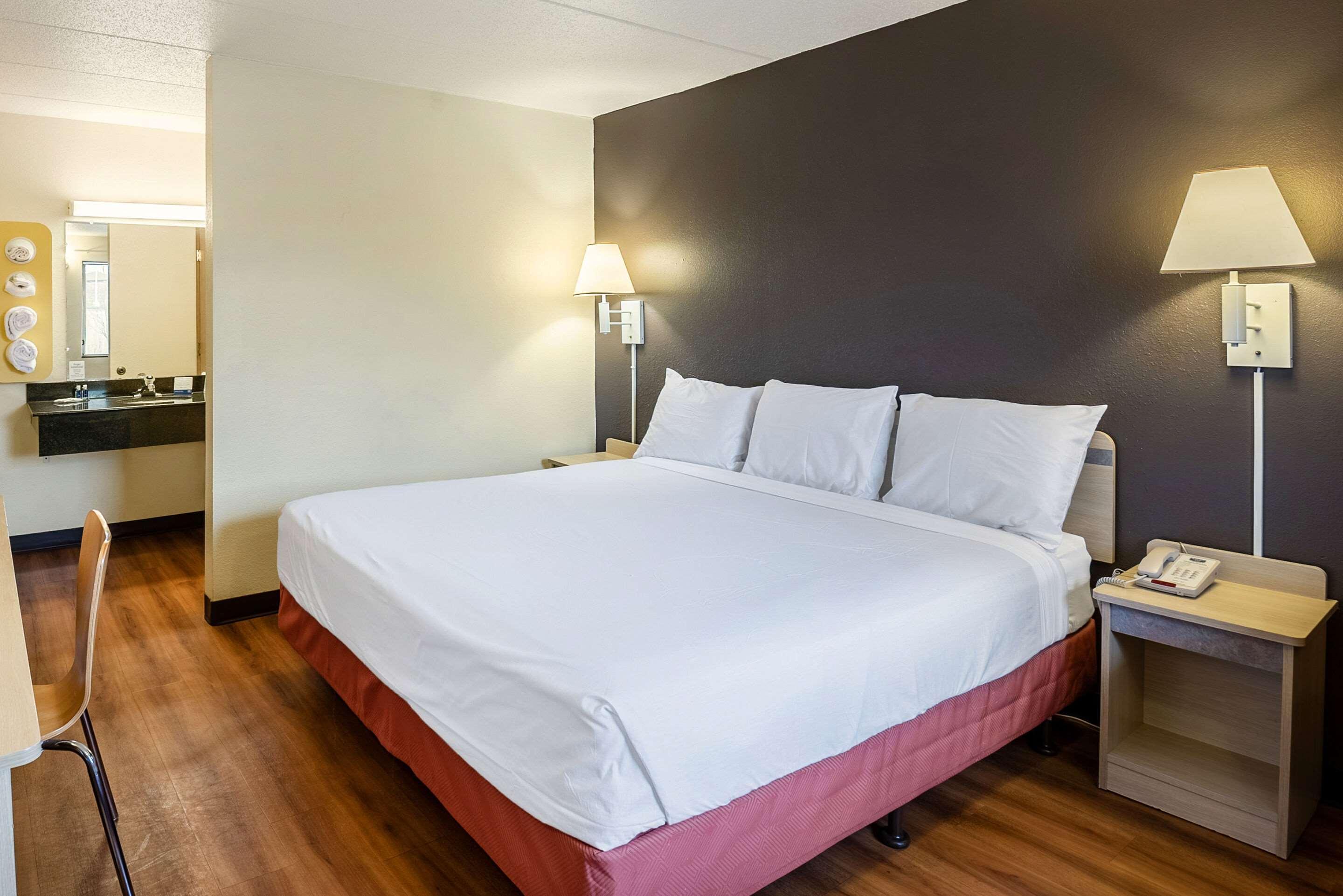 Rodeway Inn Dubuque Bagian luar foto