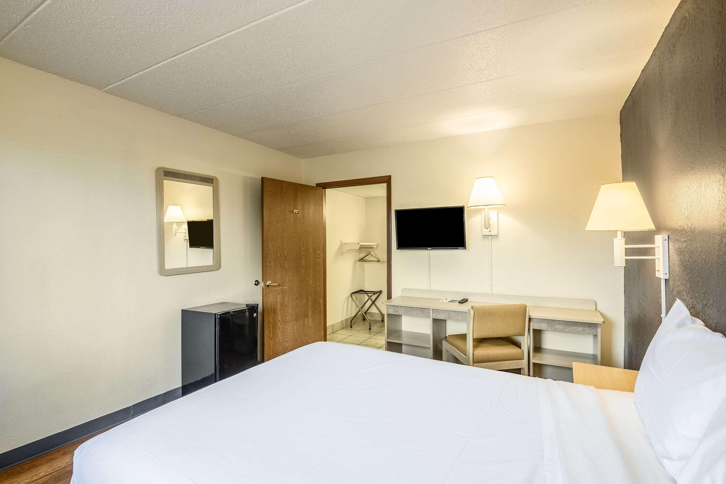 Rodeway Inn Dubuque Bagian luar foto