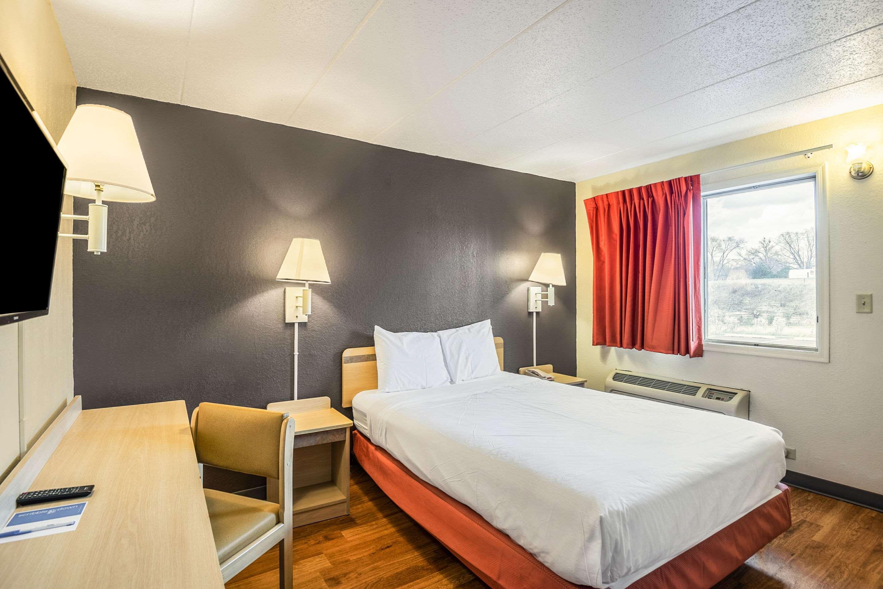 Rodeway Inn Dubuque Bagian luar foto