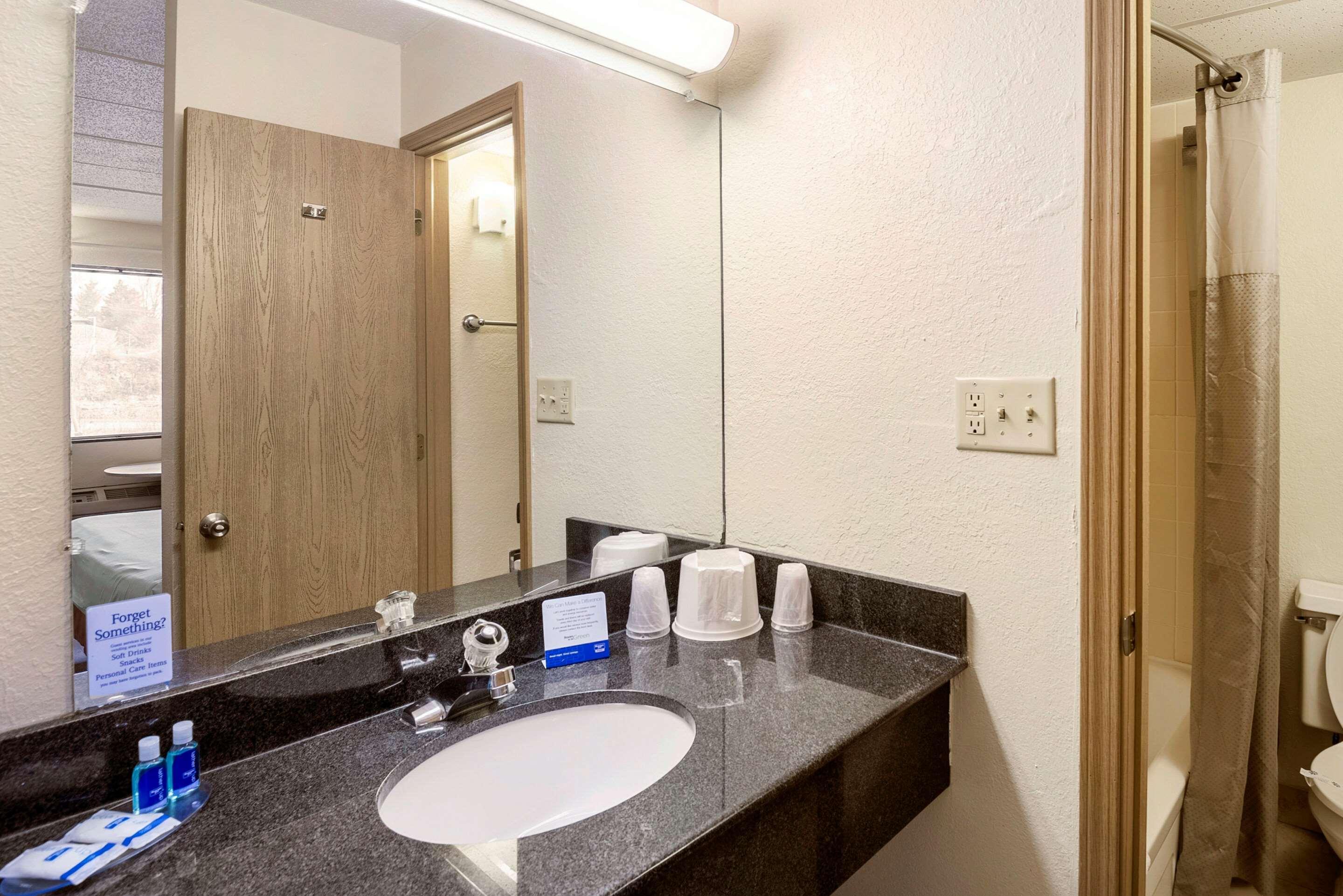 Rodeway Inn Dubuque Bagian luar foto