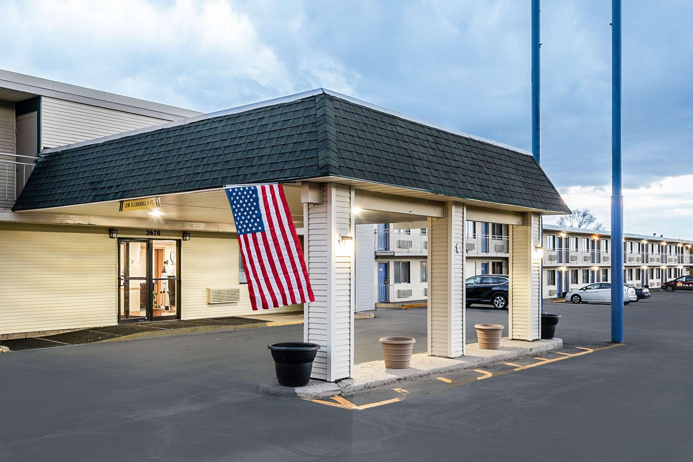 Rodeway Inn Dubuque Bagian luar foto