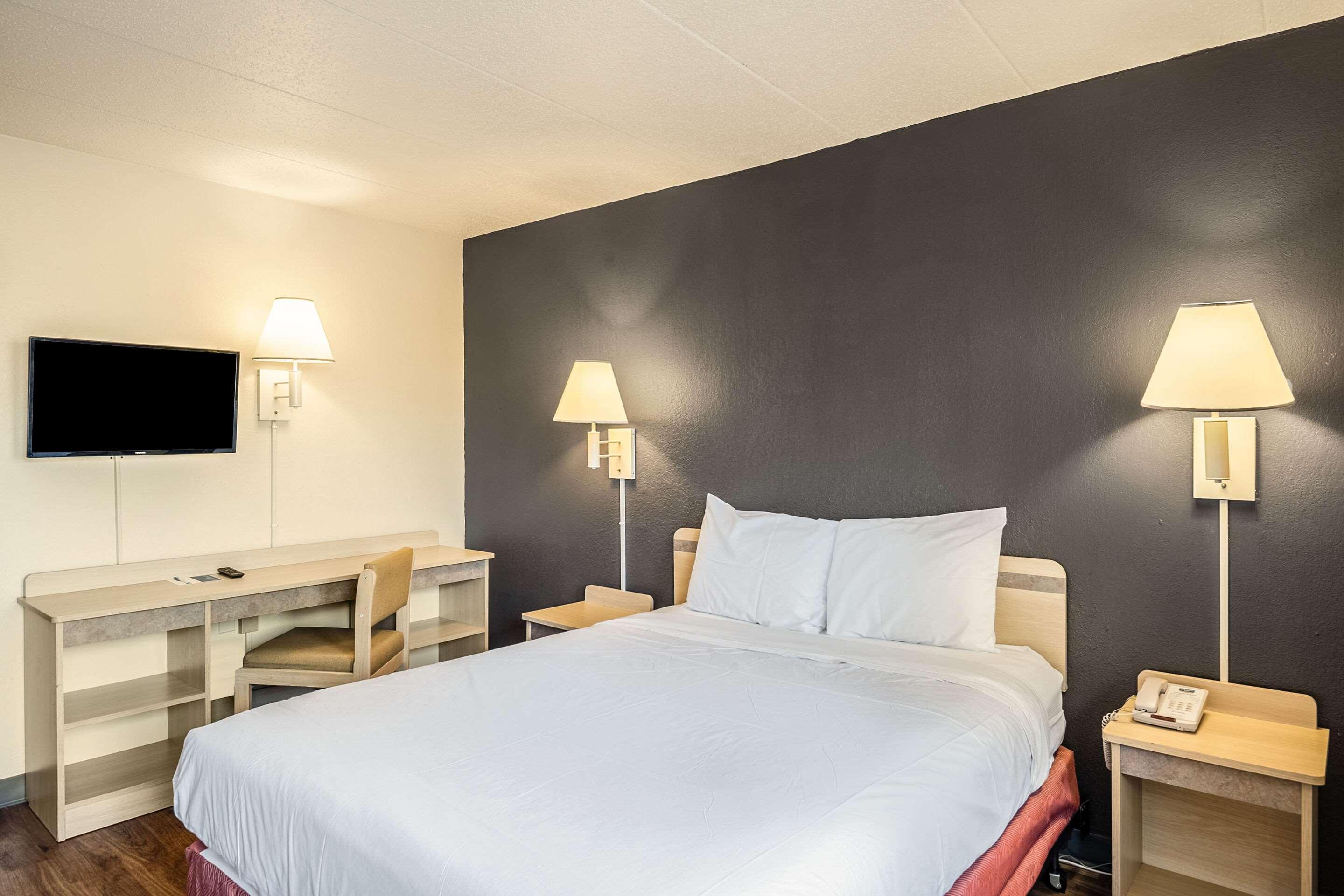 Rodeway Inn Dubuque Bagian luar foto