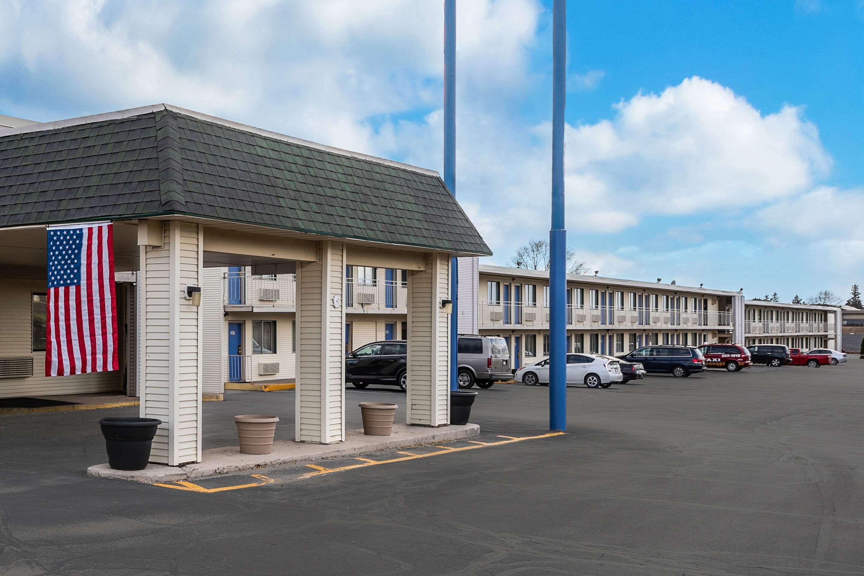 Rodeway Inn Dubuque Bagian luar foto