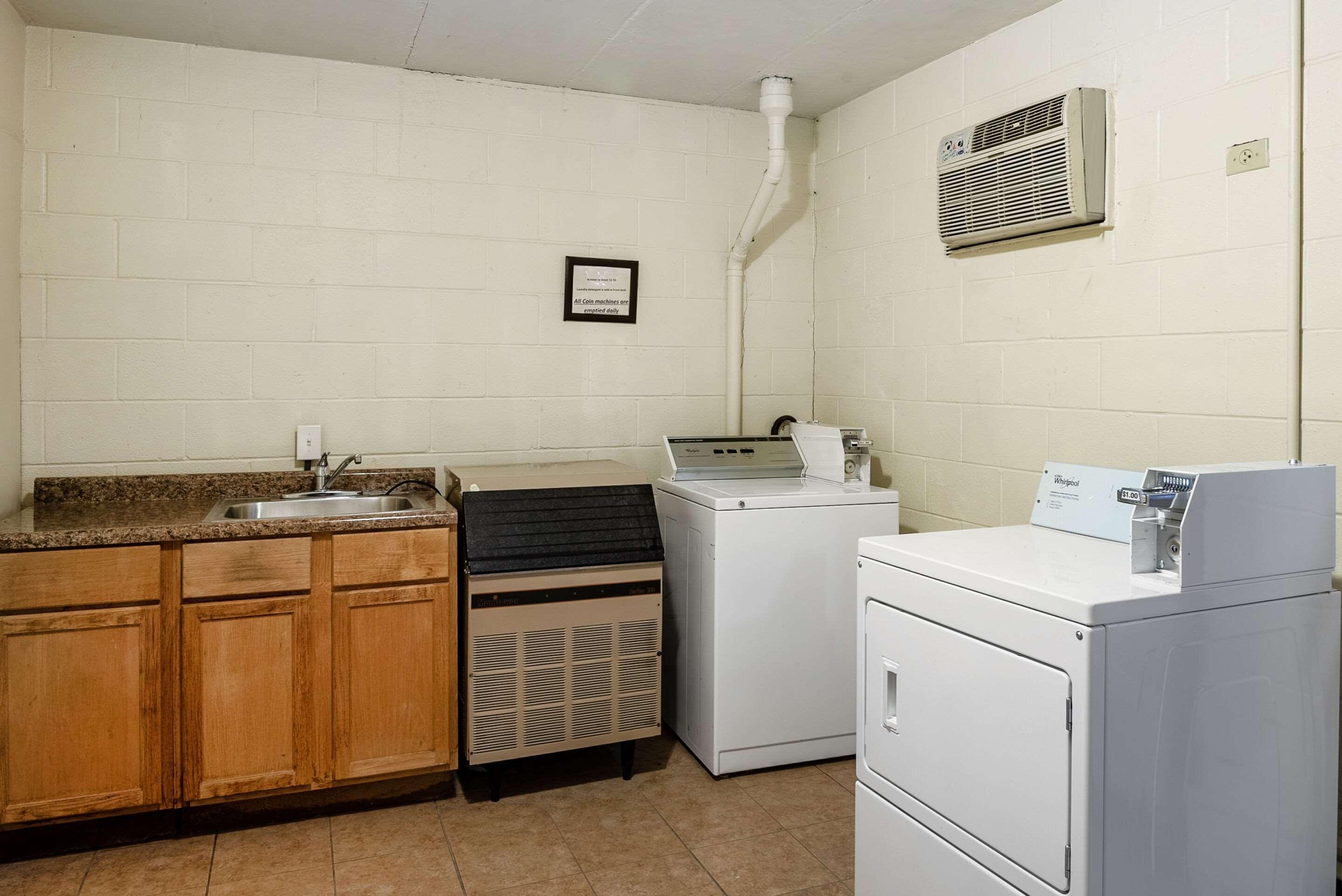 Rodeway Inn Dubuque Bagian luar foto