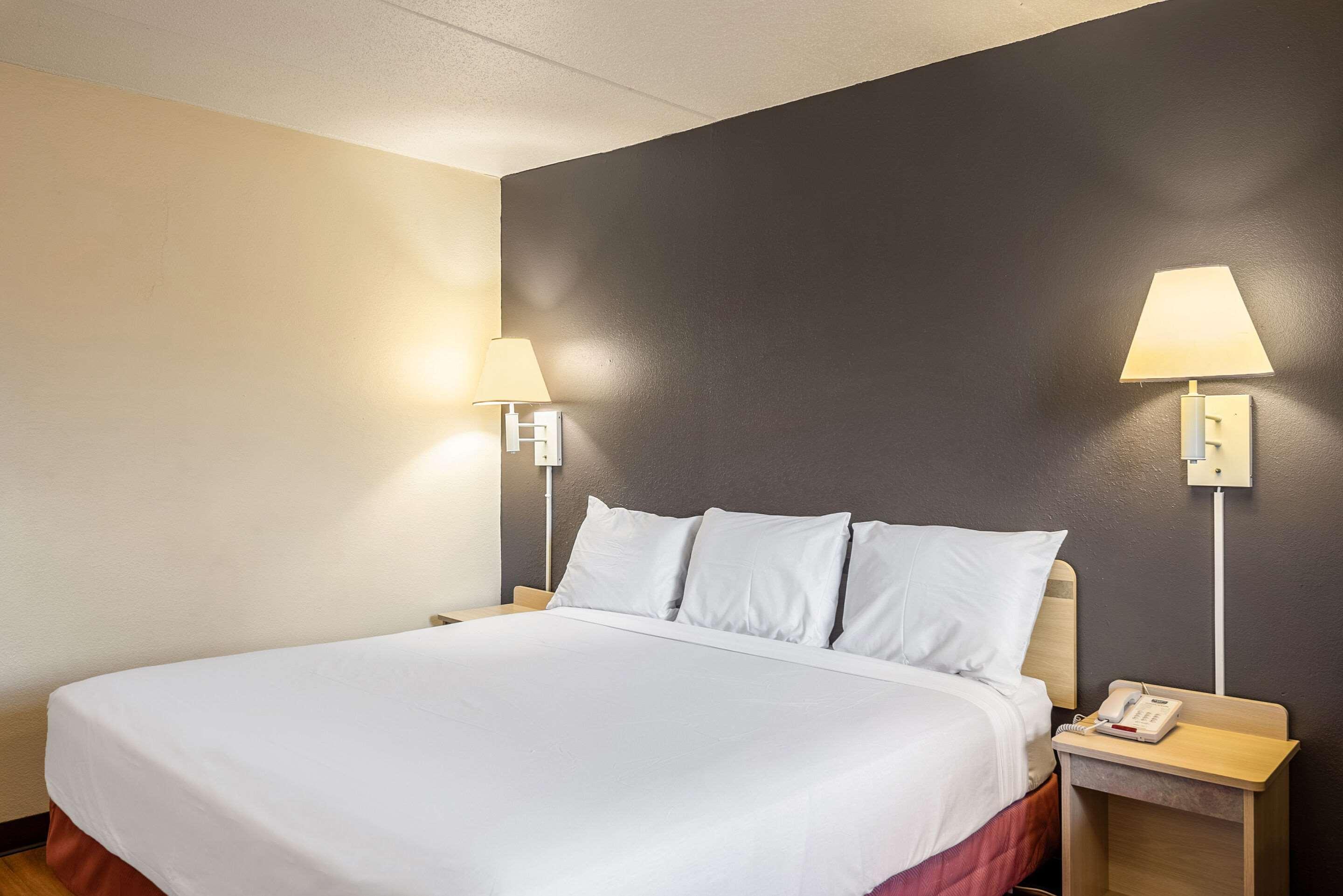 Rodeway Inn Dubuque Bagian luar foto