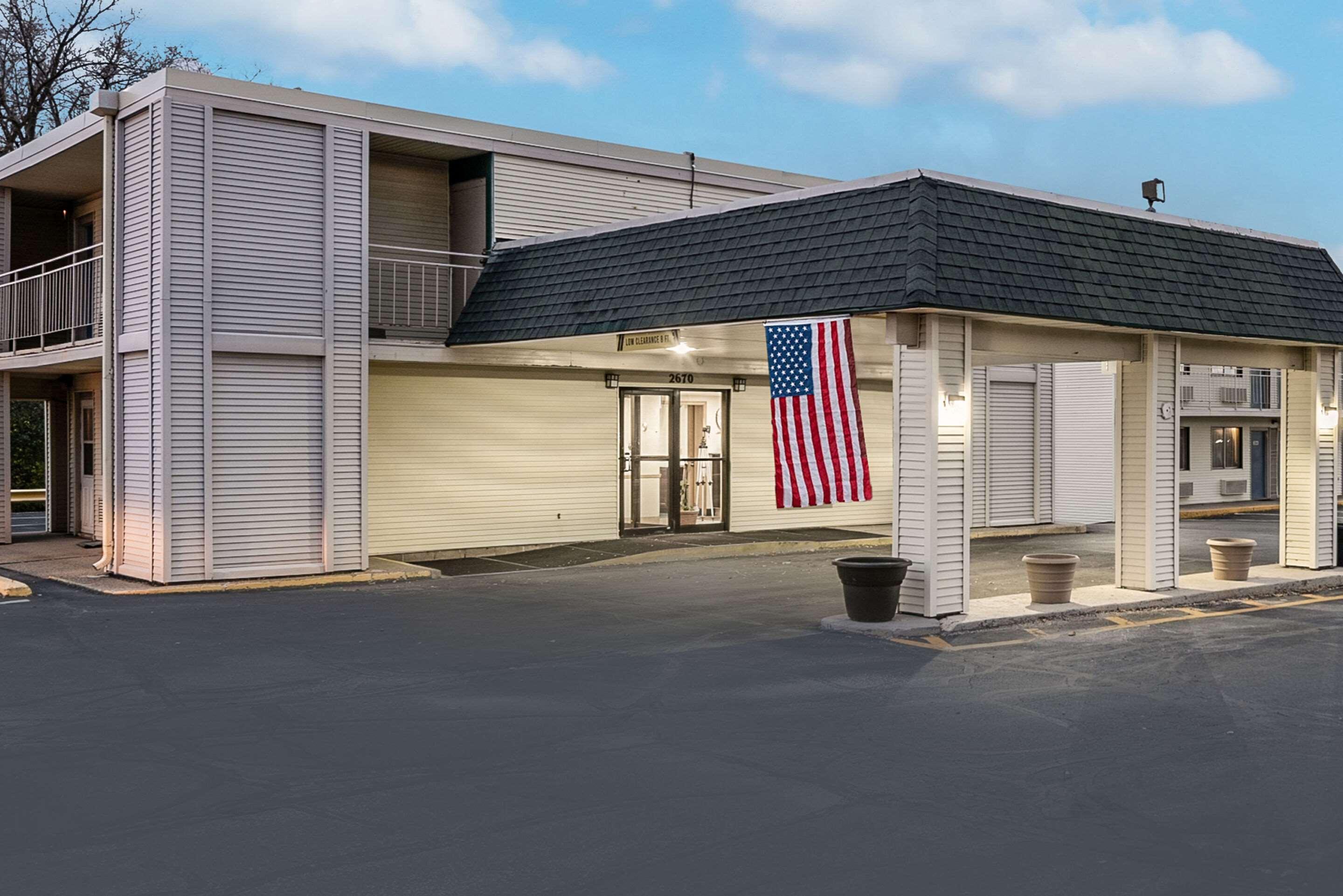 Rodeway Inn Dubuque Bagian luar foto
