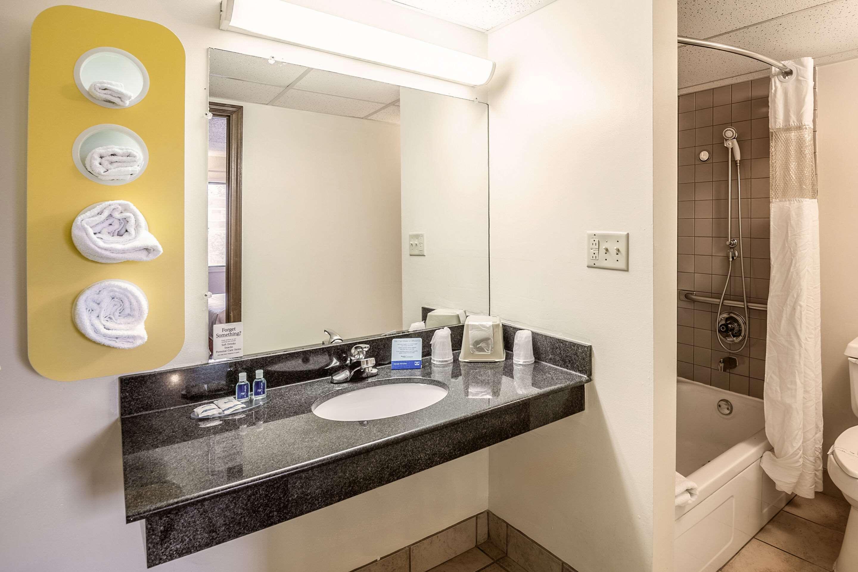 Rodeway Inn Dubuque Bagian luar foto