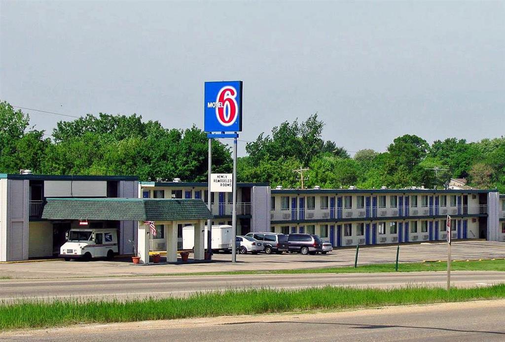 Rodeway Inn Dubuque Bagian luar foto