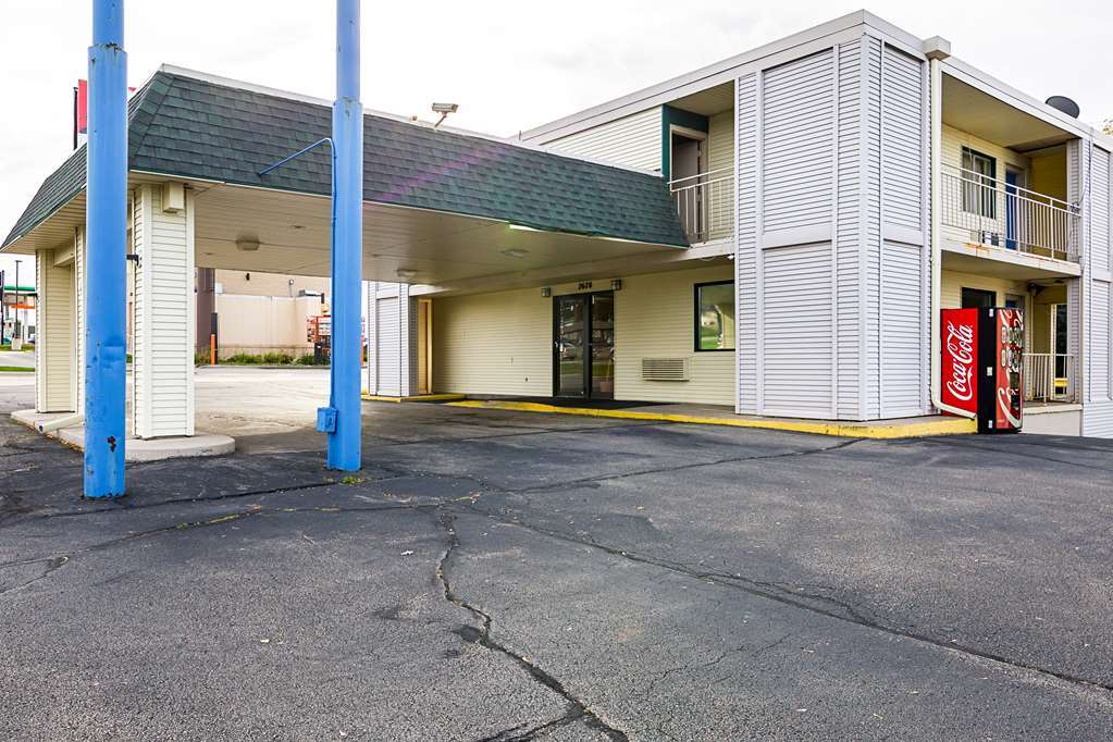 Rodeway Inn Dubuque Bagian luar foto