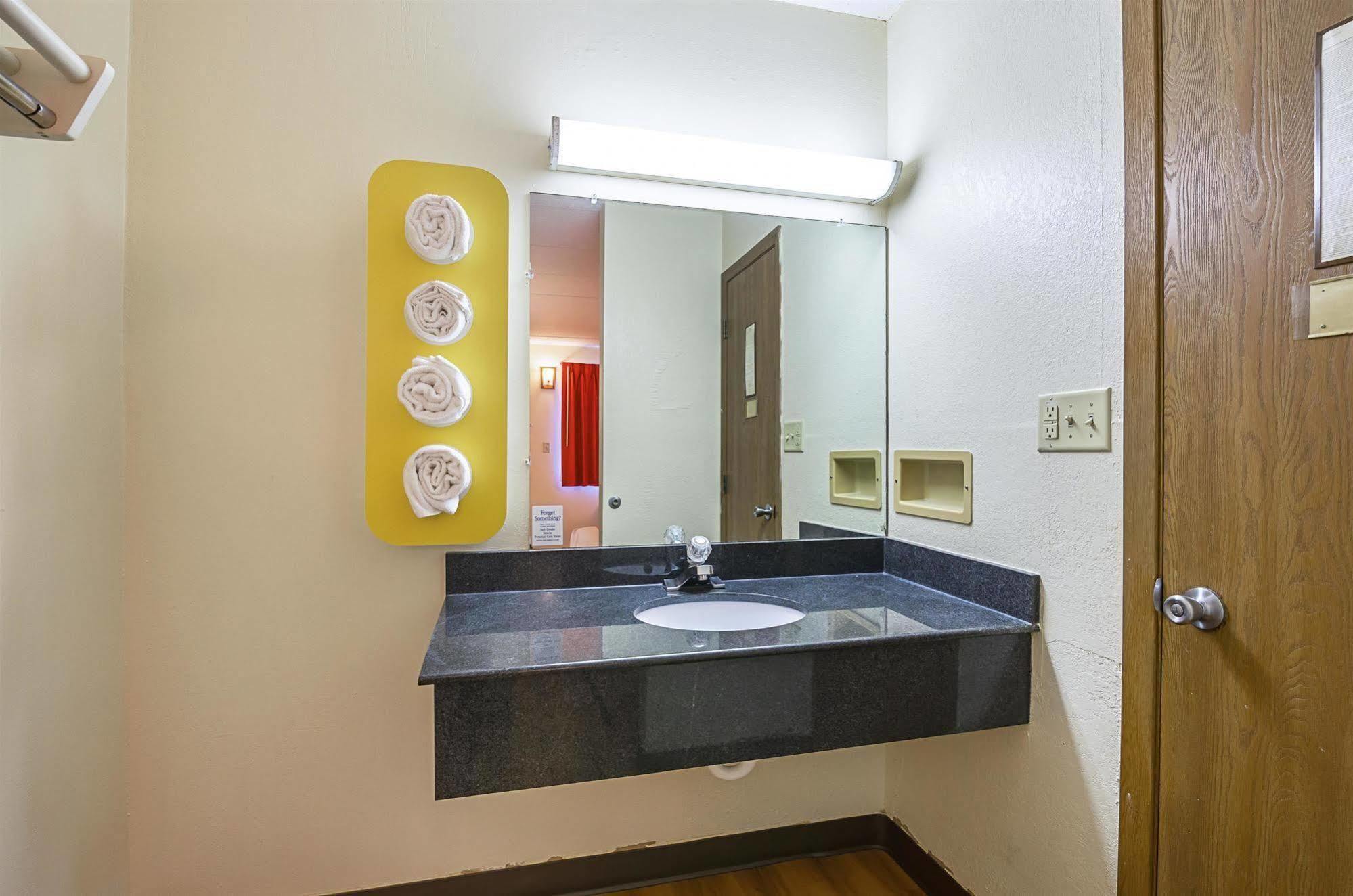 Rodeway Inn Dubuque Bagian luar foto
