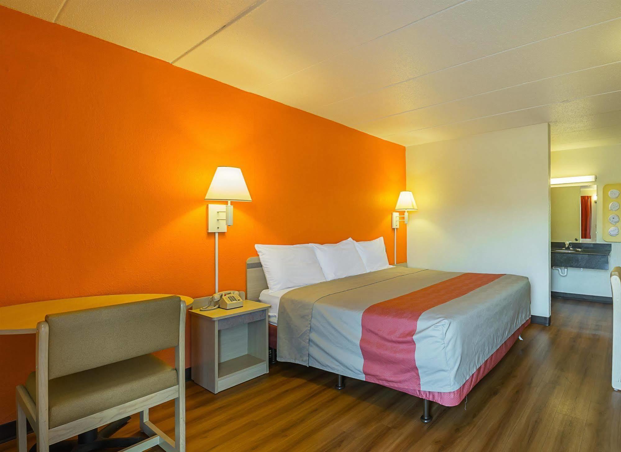 Rodeway Inn Dubuque Bagian luar foto
