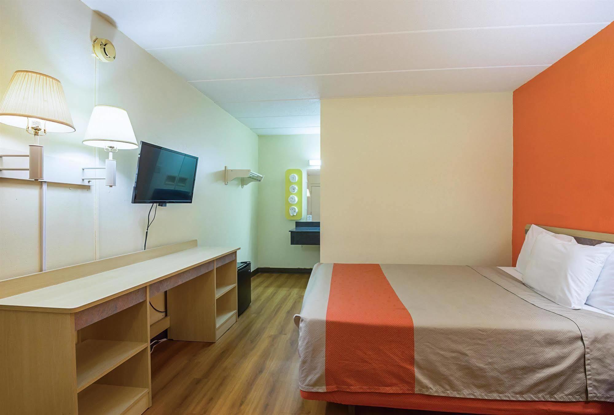 Rodeway Inn Dubuque Bagian luar foto
