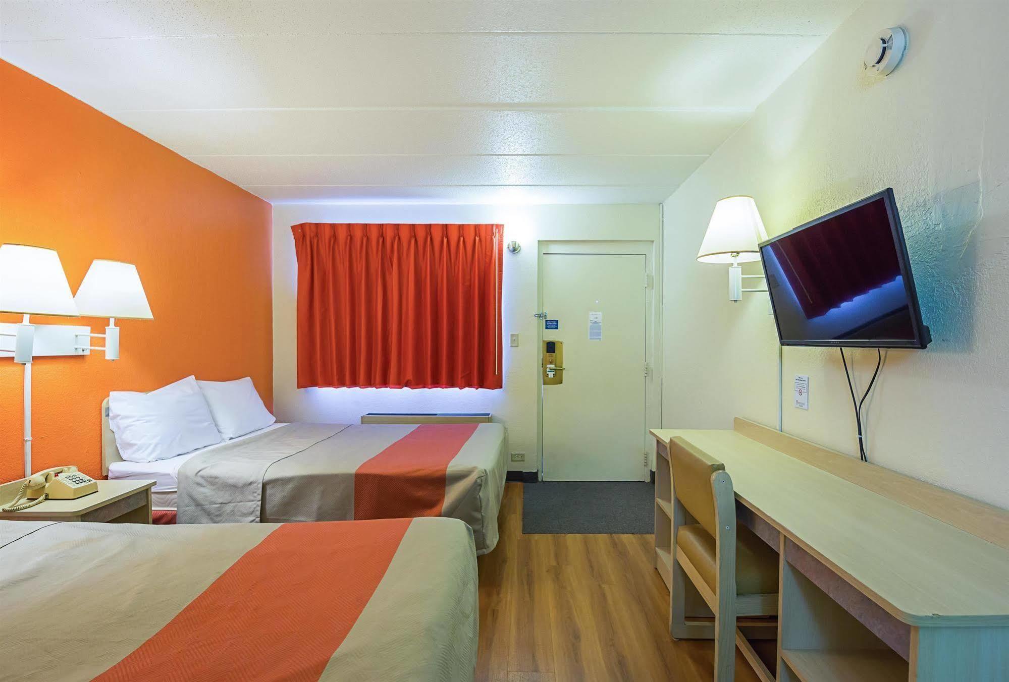 Rodeway Inn Dubuque Bagian luar foto