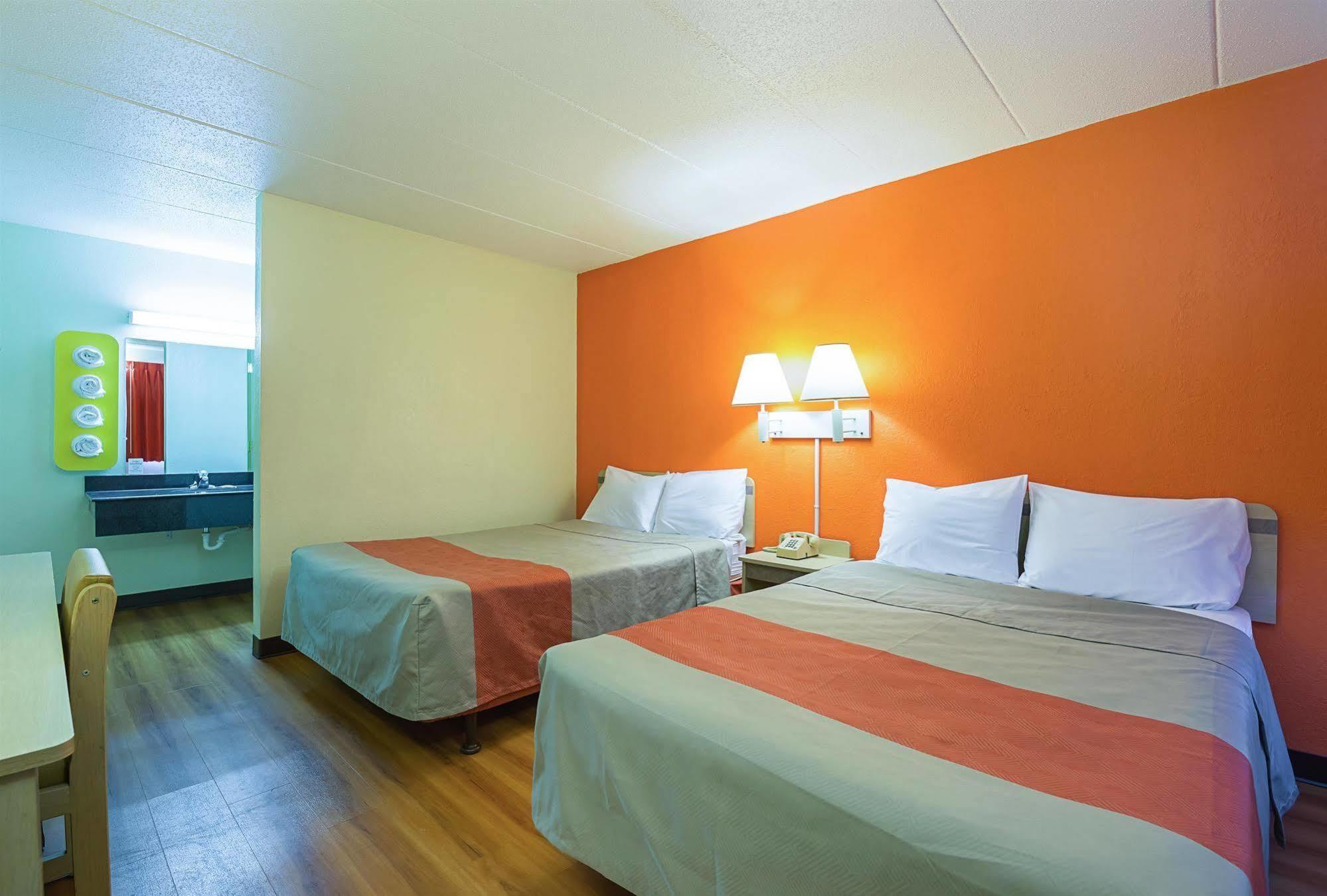 Rodeway Inn Dubuque Bagian luar foto
