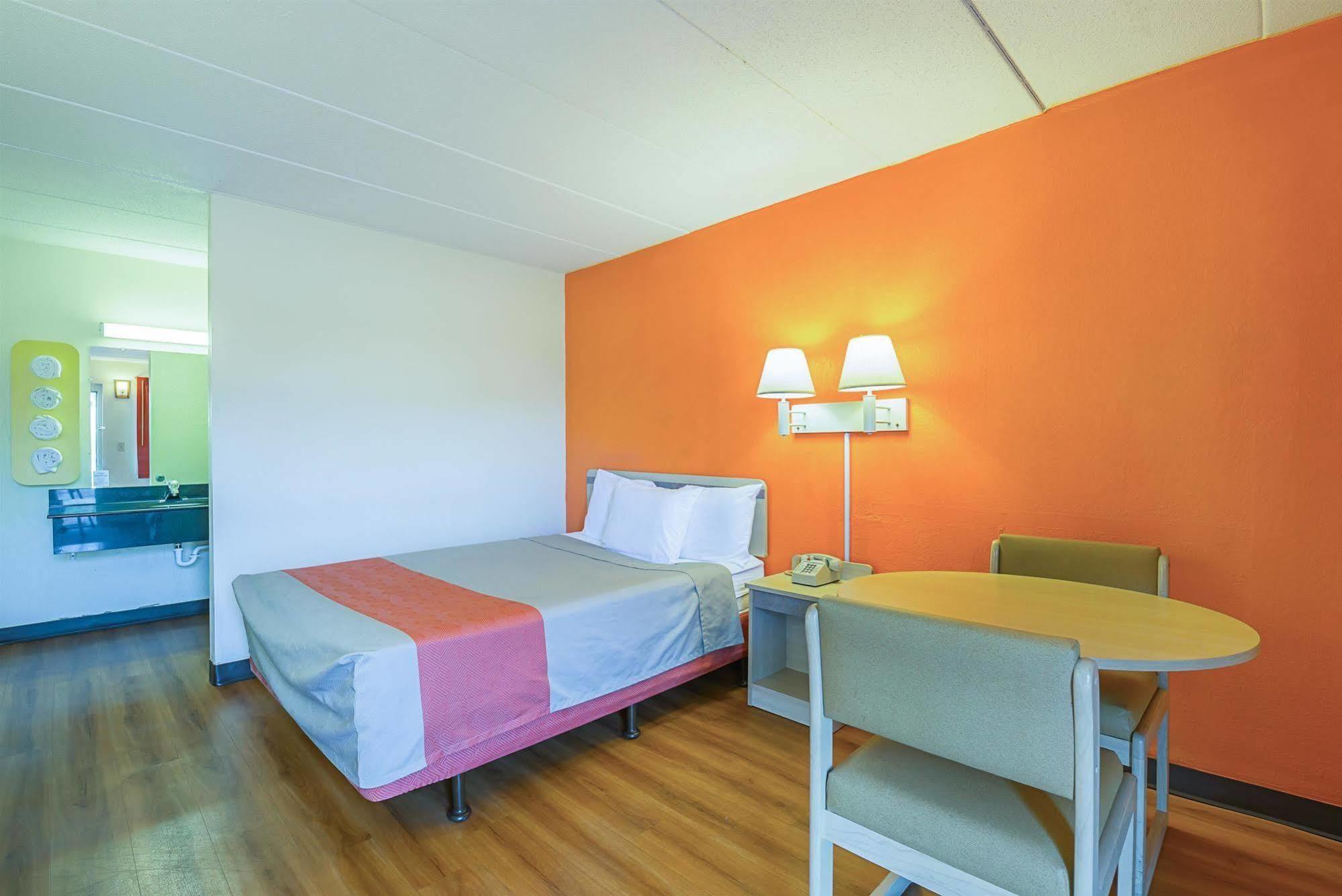 Rodeway Inn Dubuque Bagian luar foto