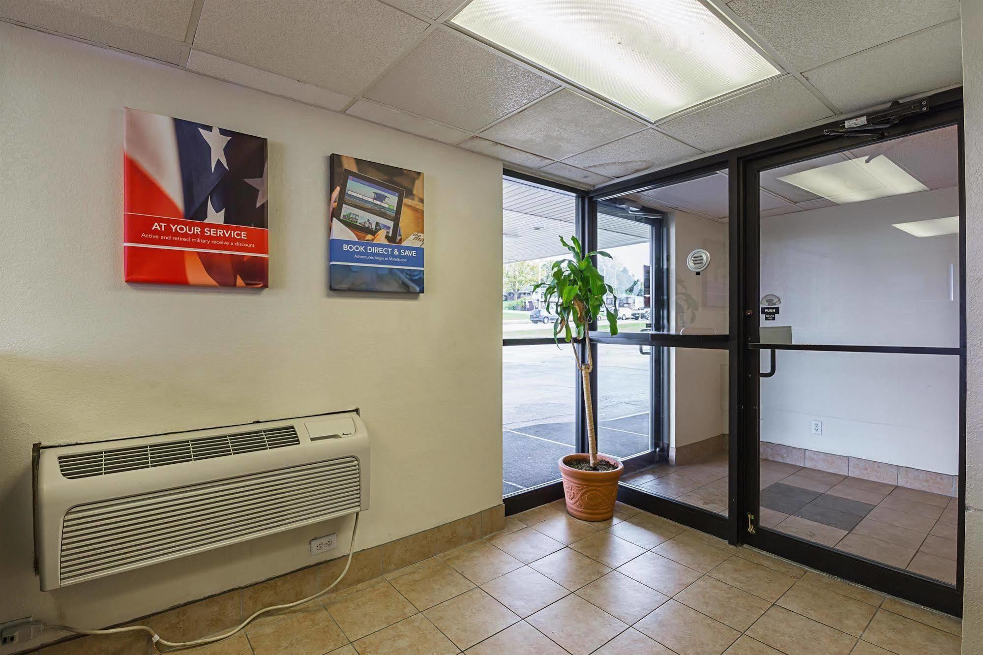 Rodeway Inn Dubuque Bagian luar foto