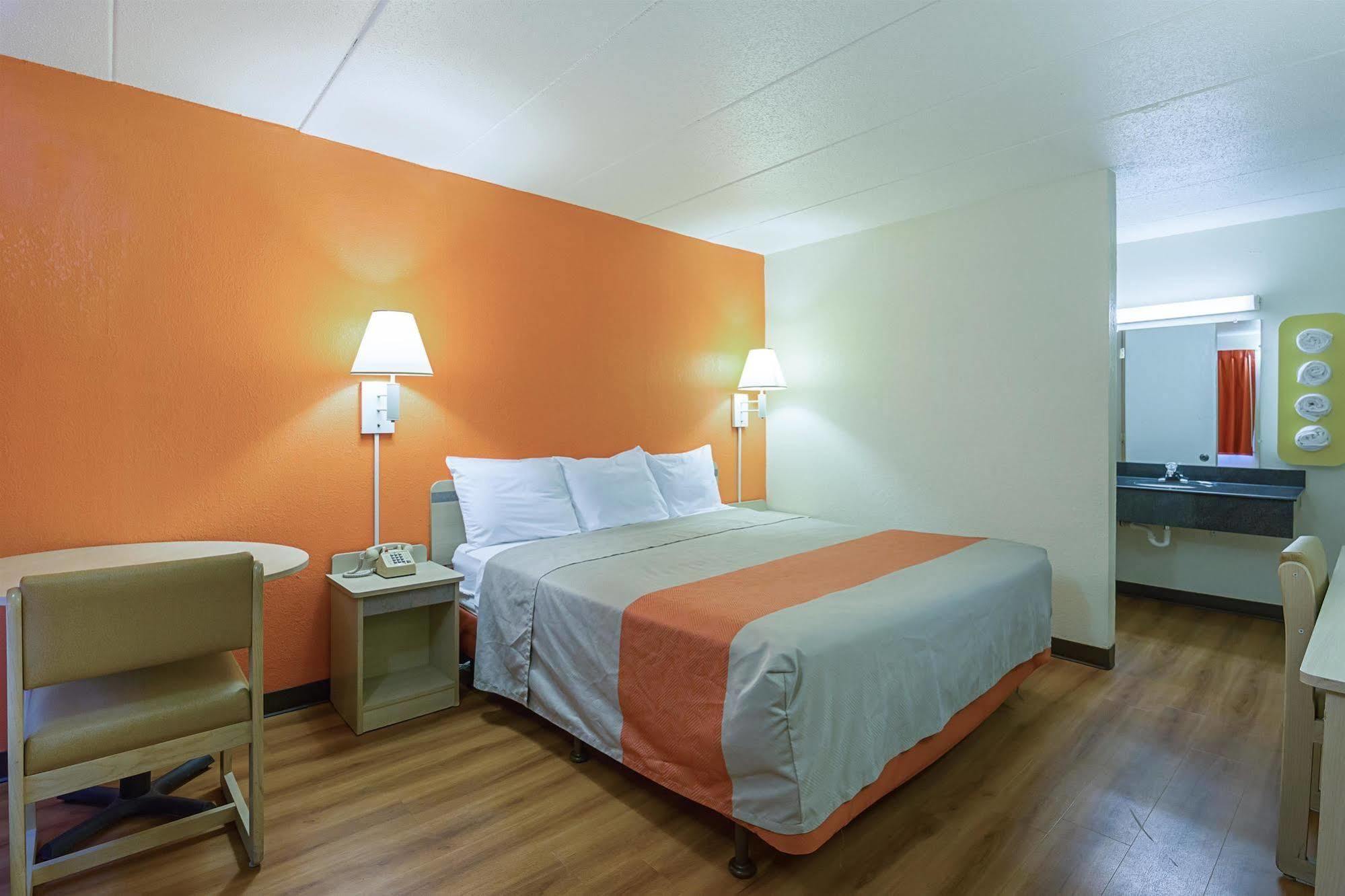 Rodeway Inn Dubuque Bagian luar foto