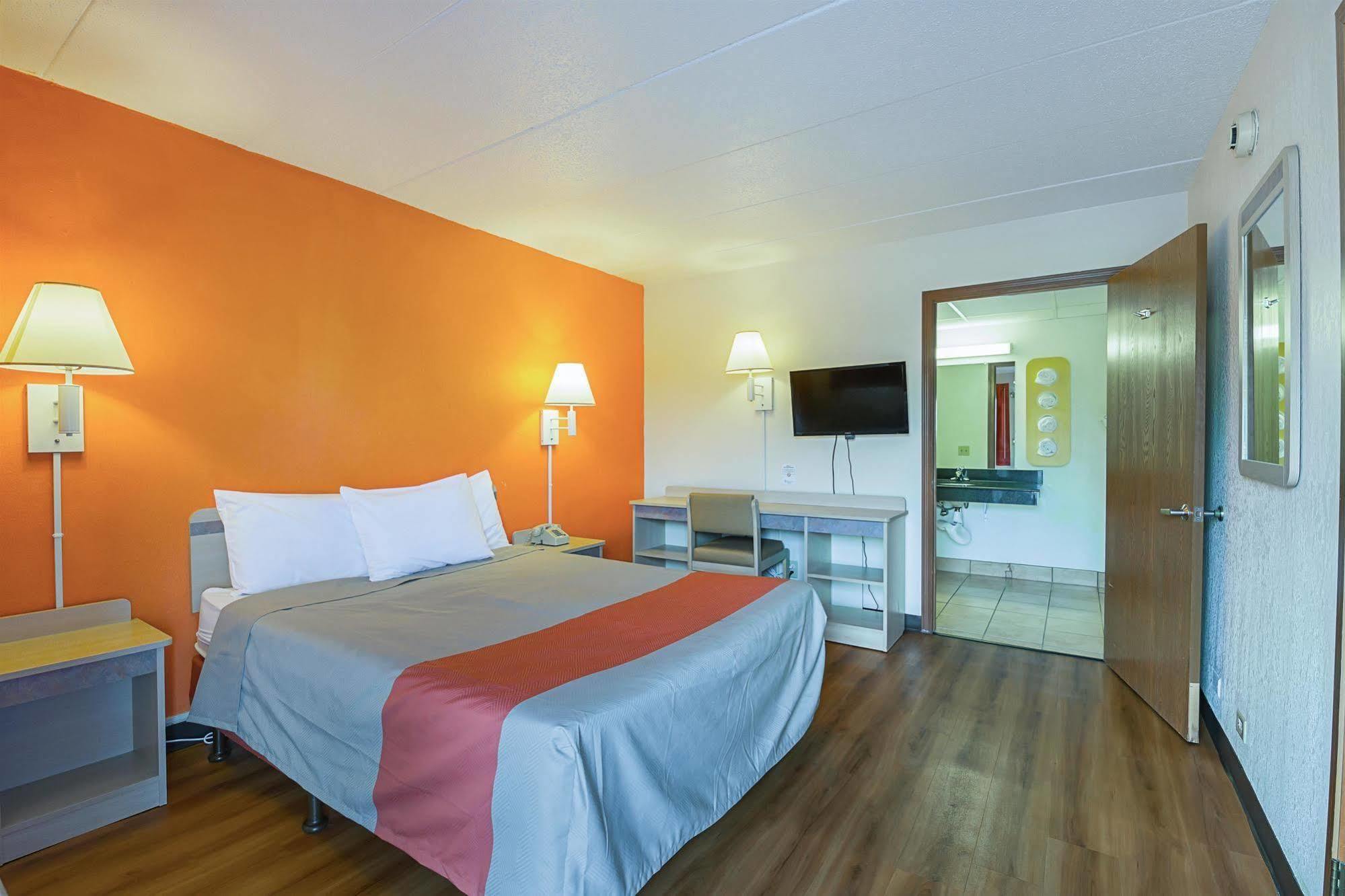 Rodeway Inn Dubuque Bagian luar foto
