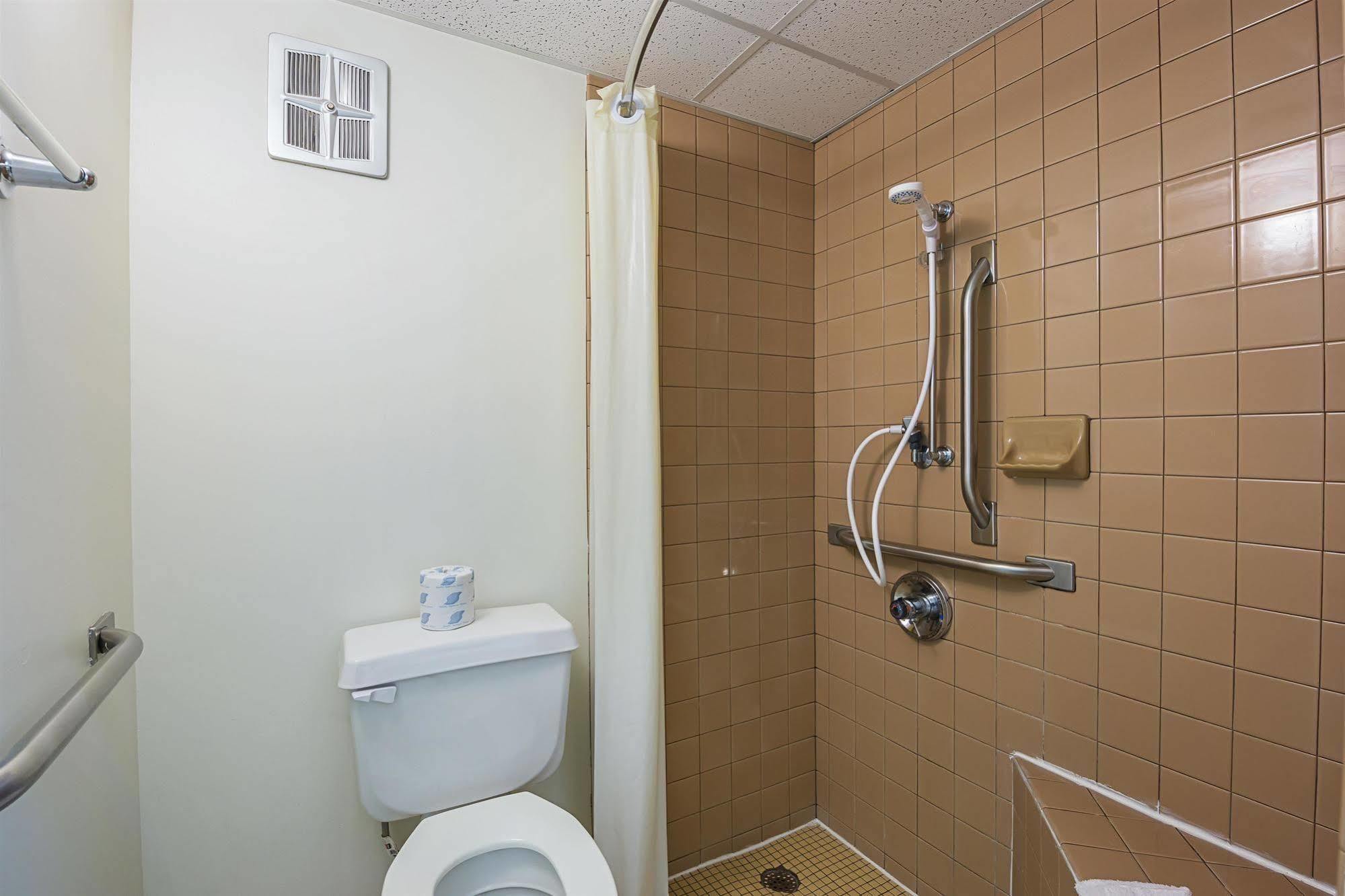Rodeway Inn Dubuque Bagian luar foto