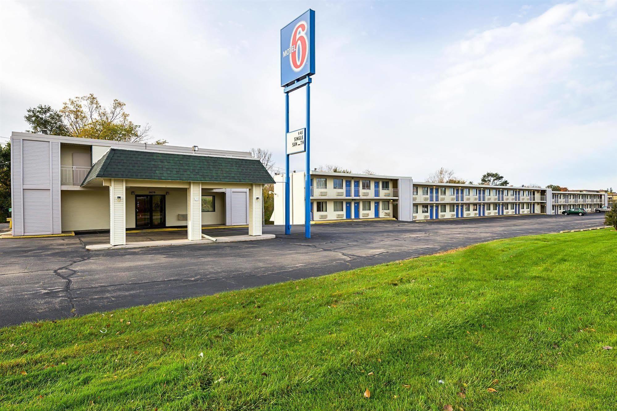 Rodeway Inn Dubuque Bagian luar foto