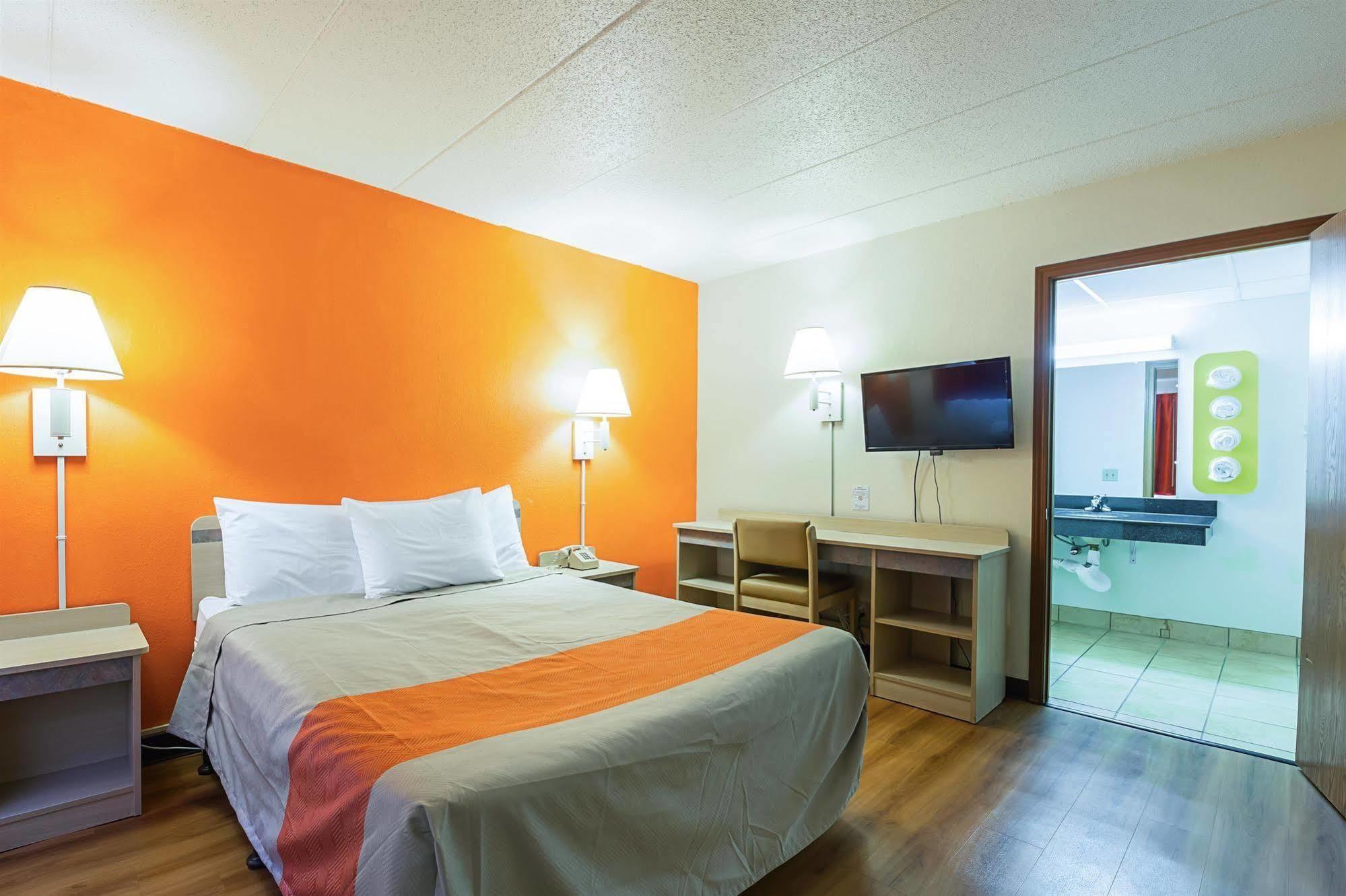 Rodeway Inn Dubuque Bagian luar foto