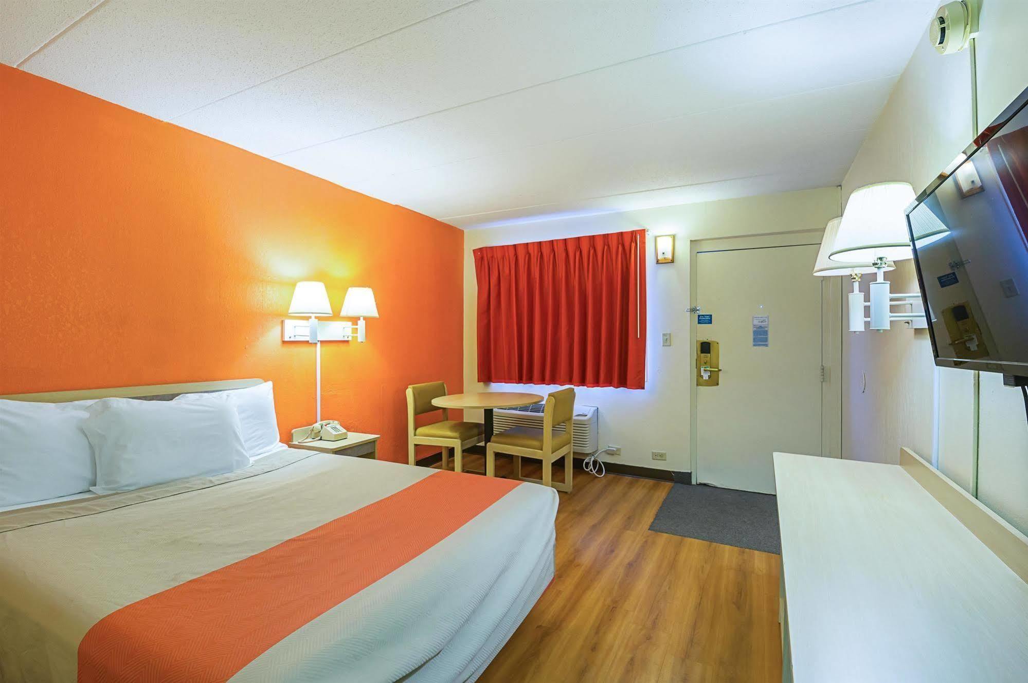Rodeway Inn Dubuque Bagian luar foto