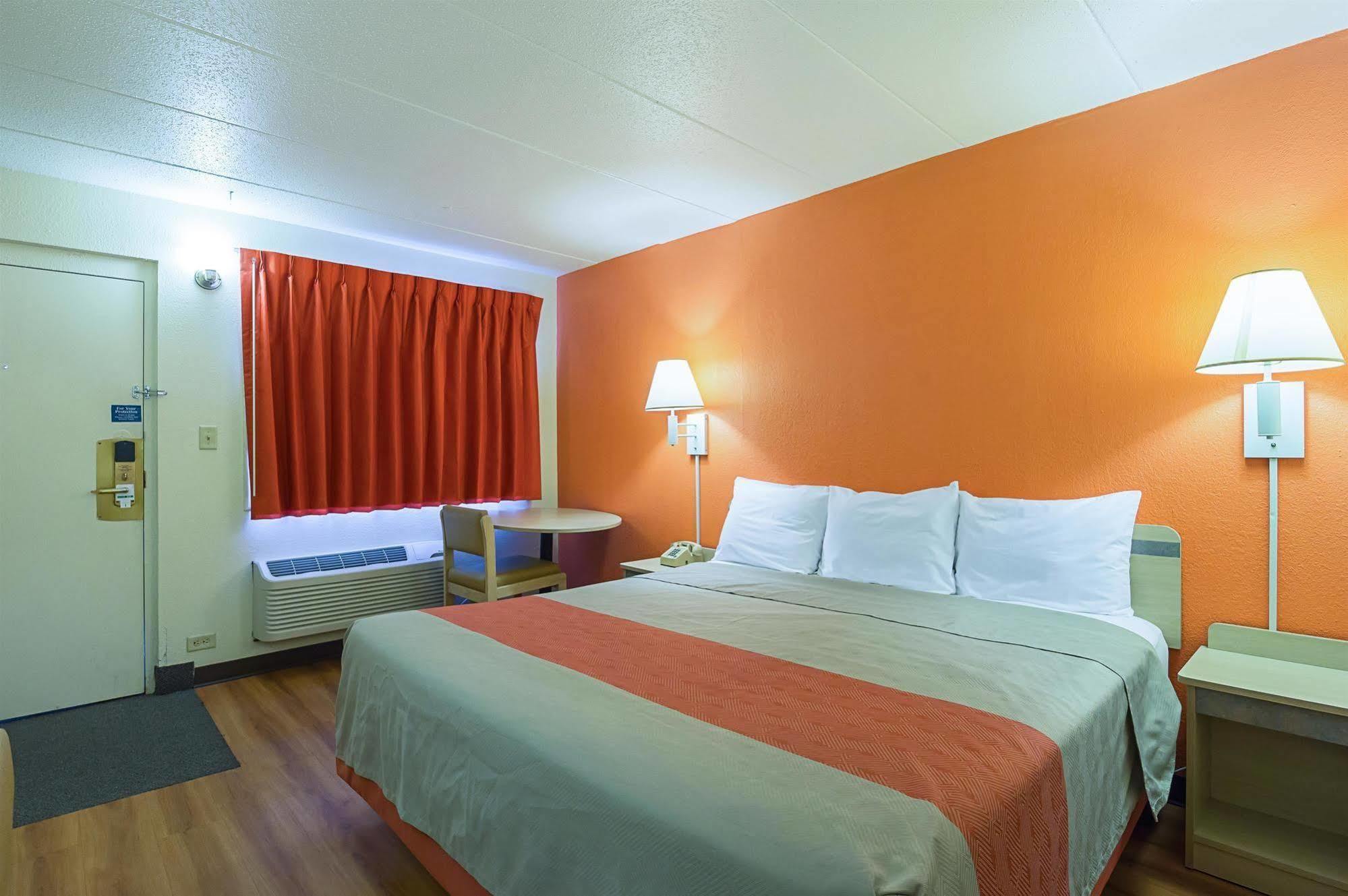 Rodeway Inn Dubuque Bagian luar foto