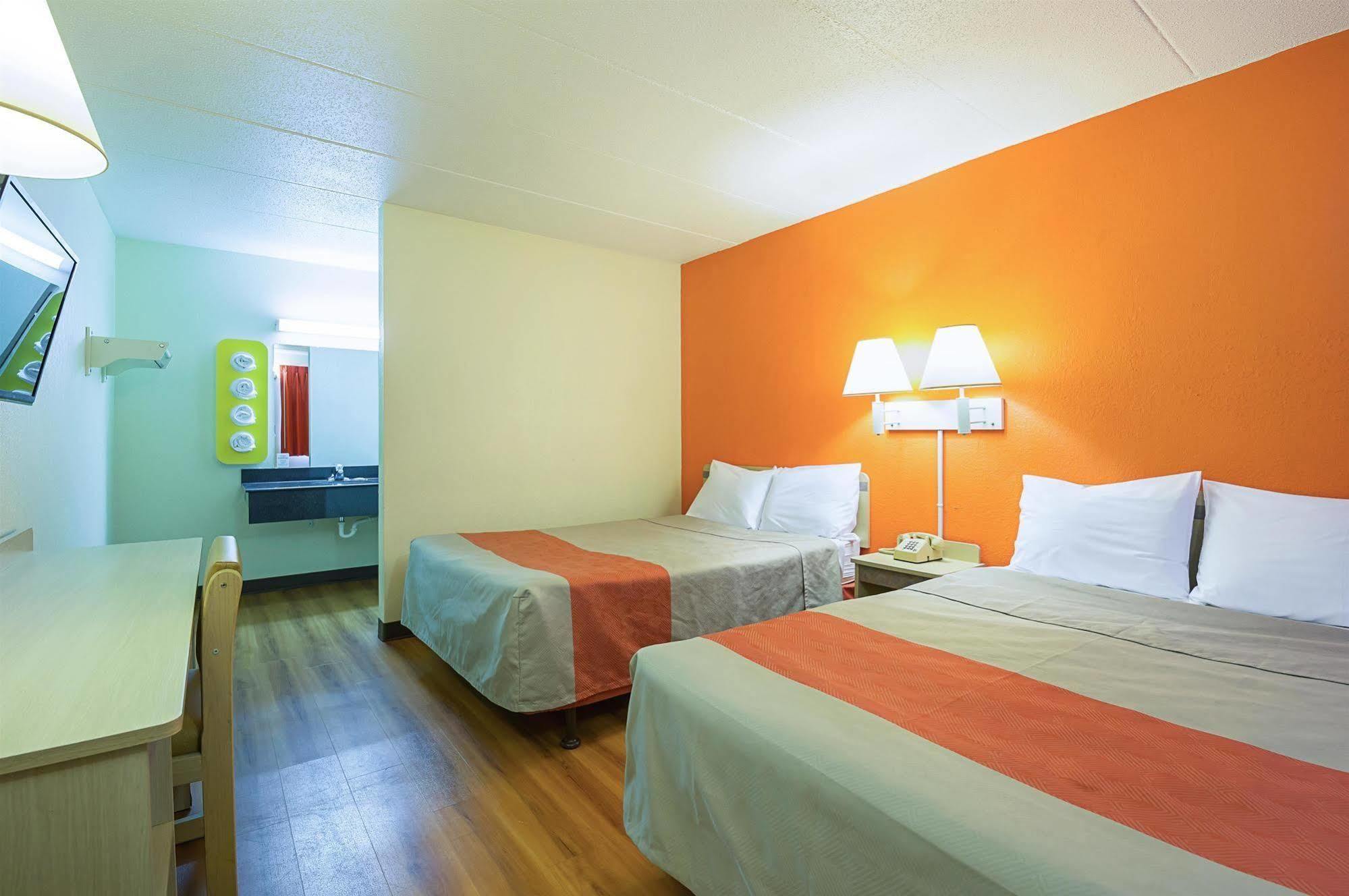 Rodeway Inn Dubuque Bagian luar foto
