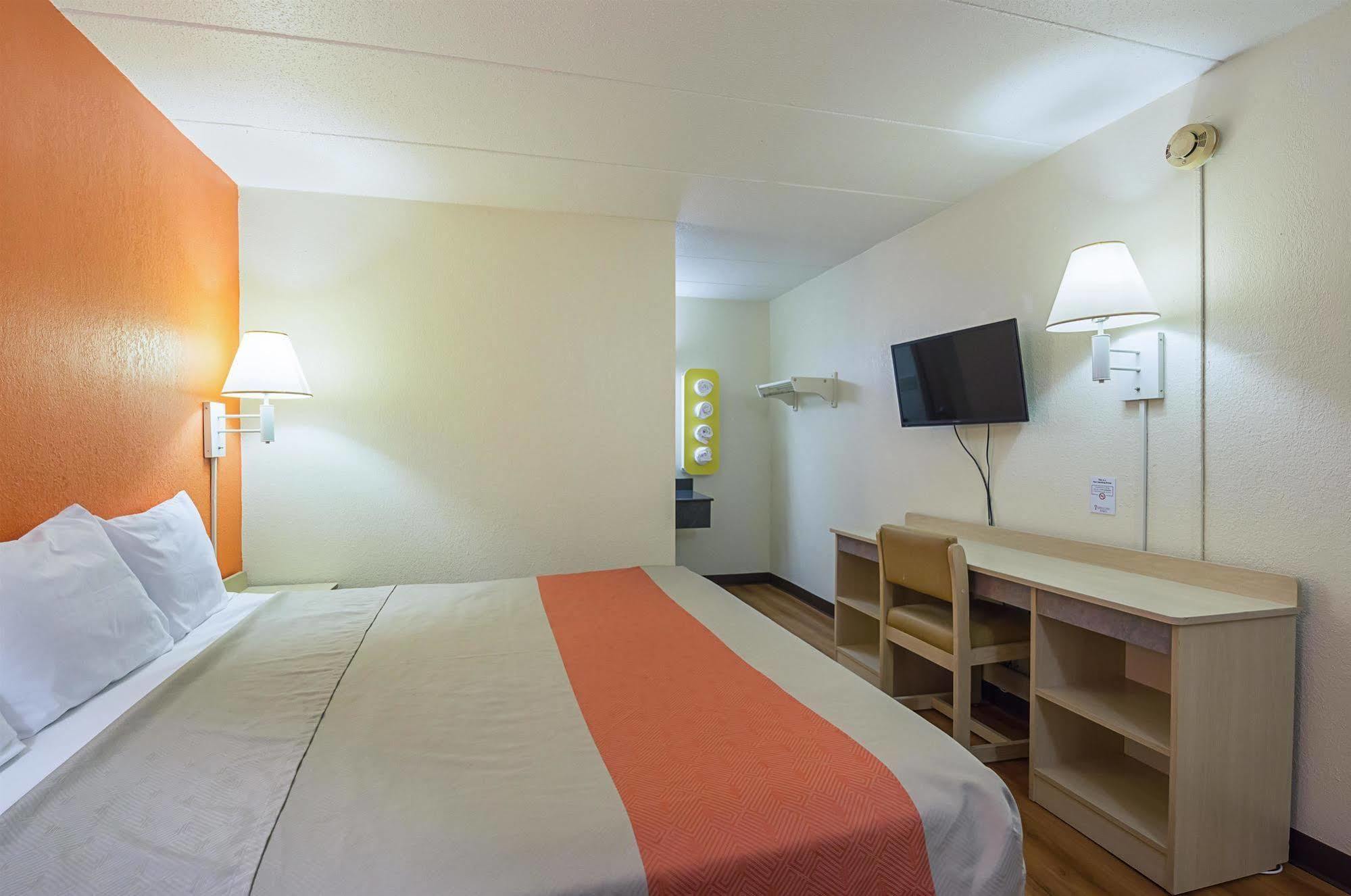 Rodeway Inn Dubuque Bagian luar foto