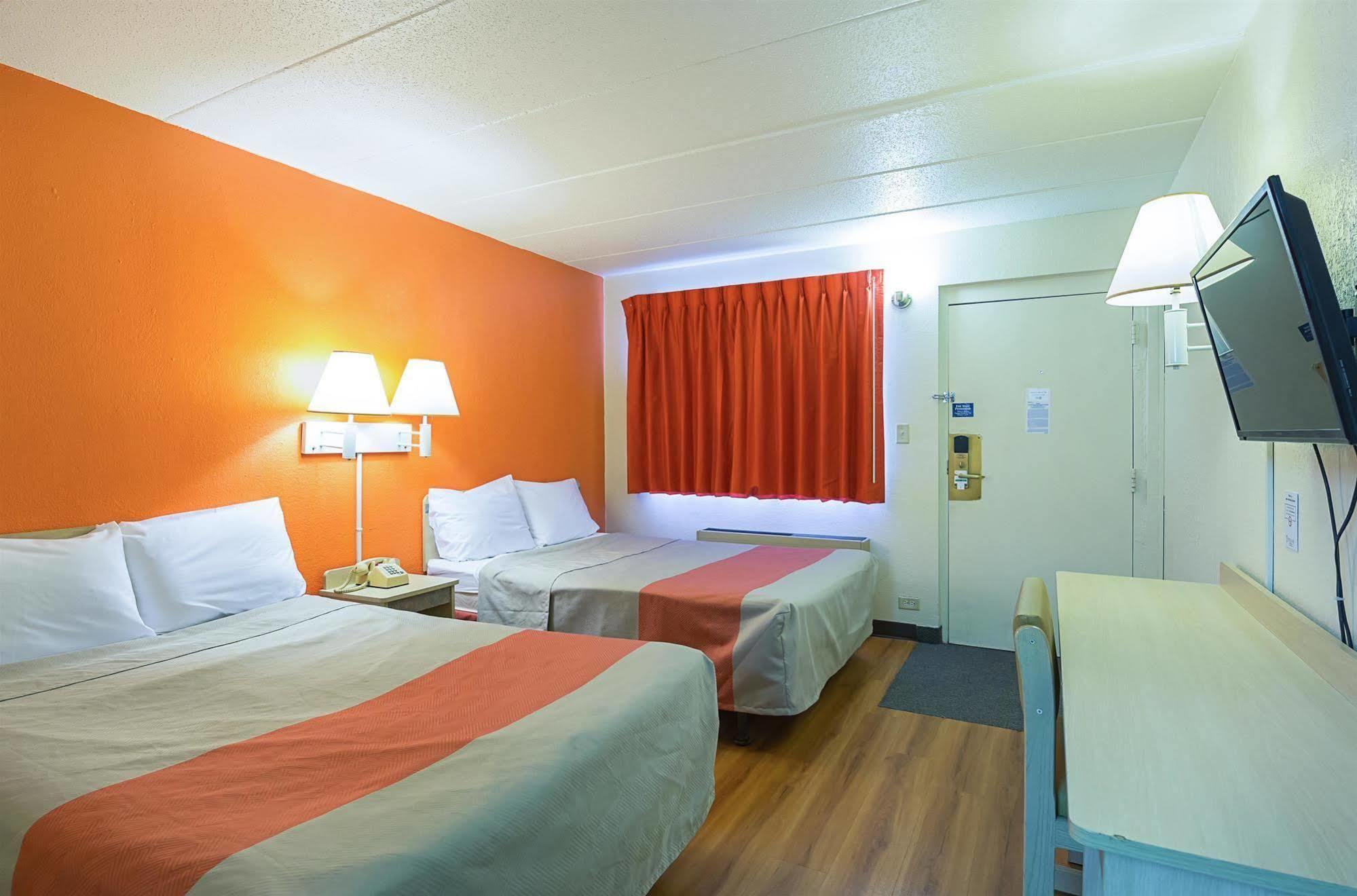 Rodeway Inn Dubuque Bagian luar foto
