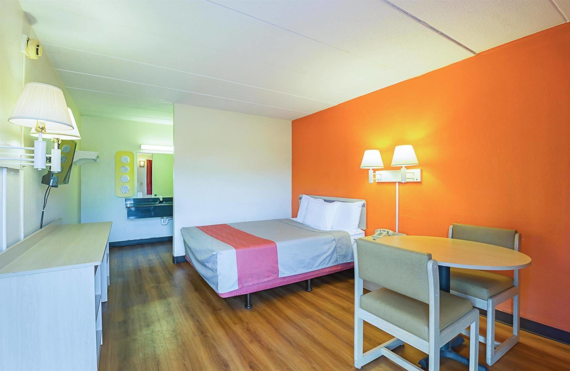 Rodeway Inn Dubuque Bagian luar foto
